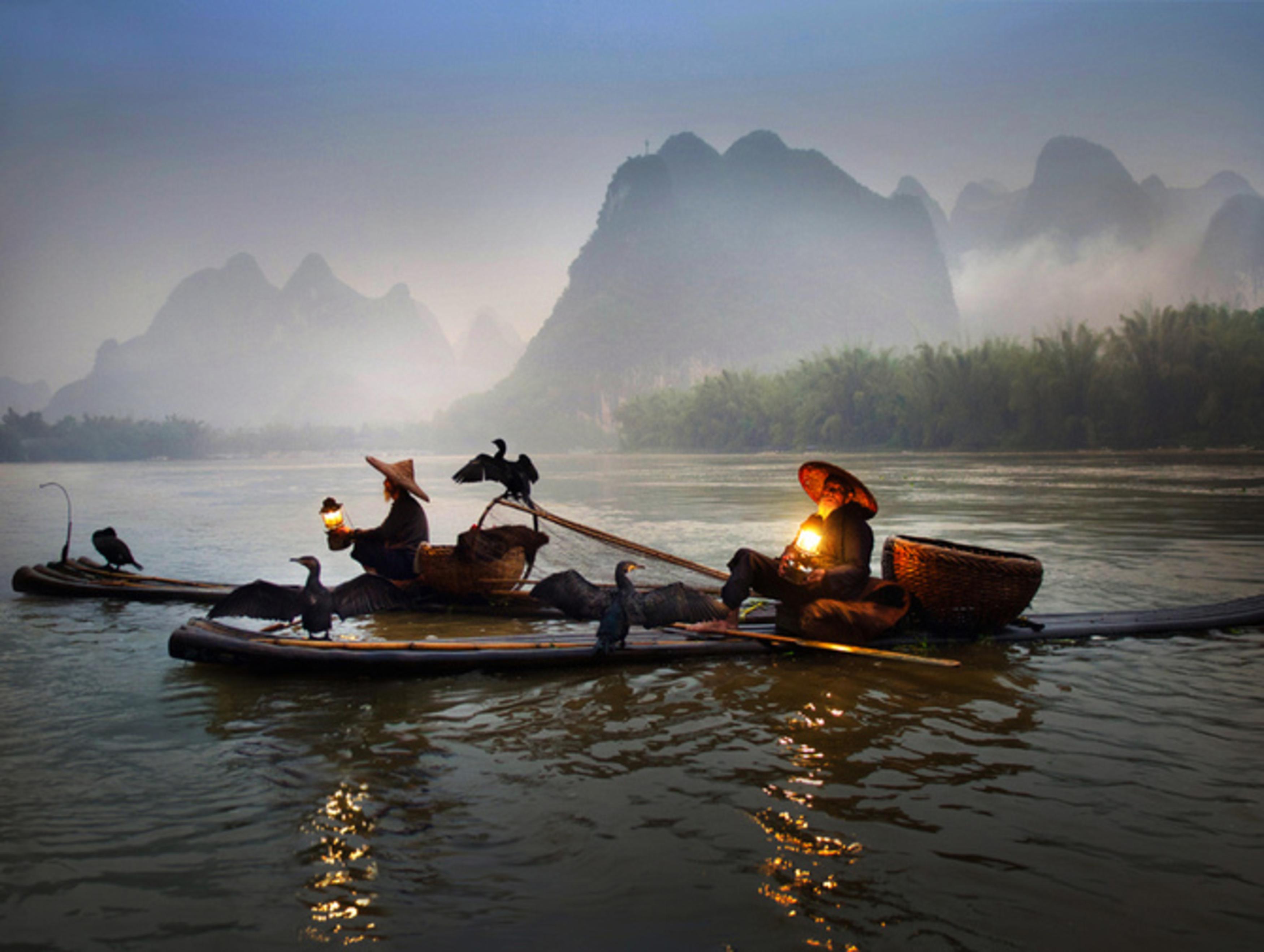 Туристы плыли по озеру на лодке. Лодка на реке. Китайская лодка. Китаец на лодке. Китайская Рыбацкая лодка.
