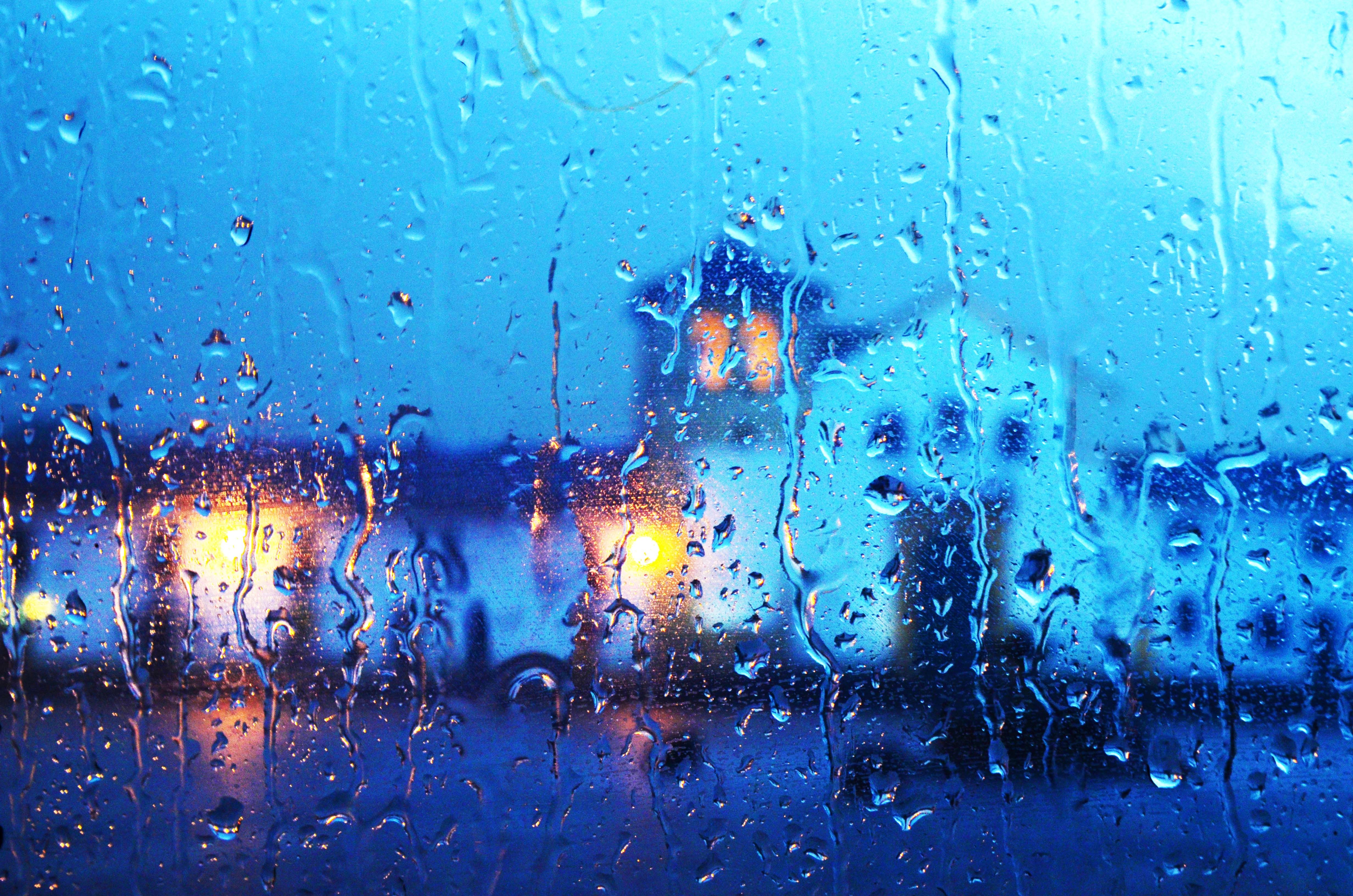 С крыш посыпались звонкие капли. Капли на стекле. Капли на окне. Капли дождя на стекле. Обои дождь.