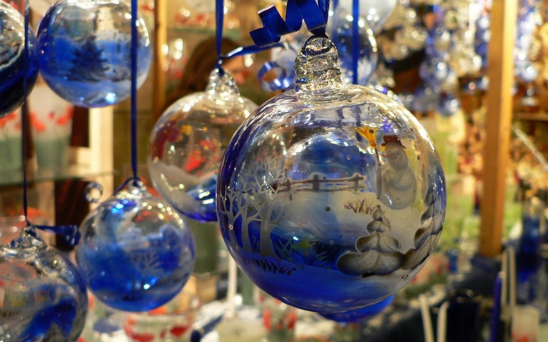 Новогодние шары магазины. Новогодние шары. Стеклянные шары на елку. Новогодний стеклянный шар. Шарик новогодний.