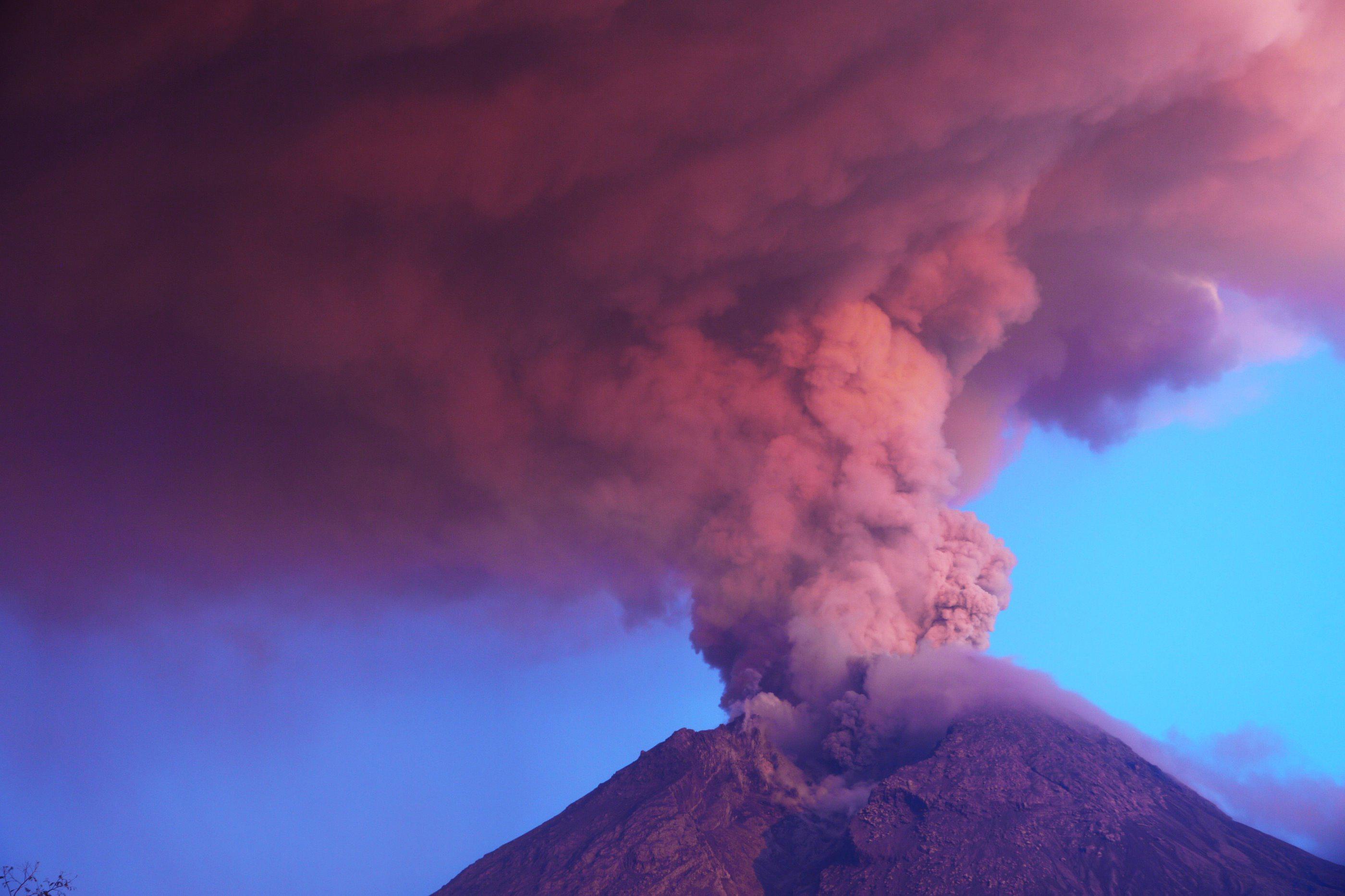 Пока я в атмосфере снова пепел. Облако пепла вулкан Шивелуч. Вулкан Мерапи извержение. Загрязнение атмосферы вулканами. Взрыв вулкана.