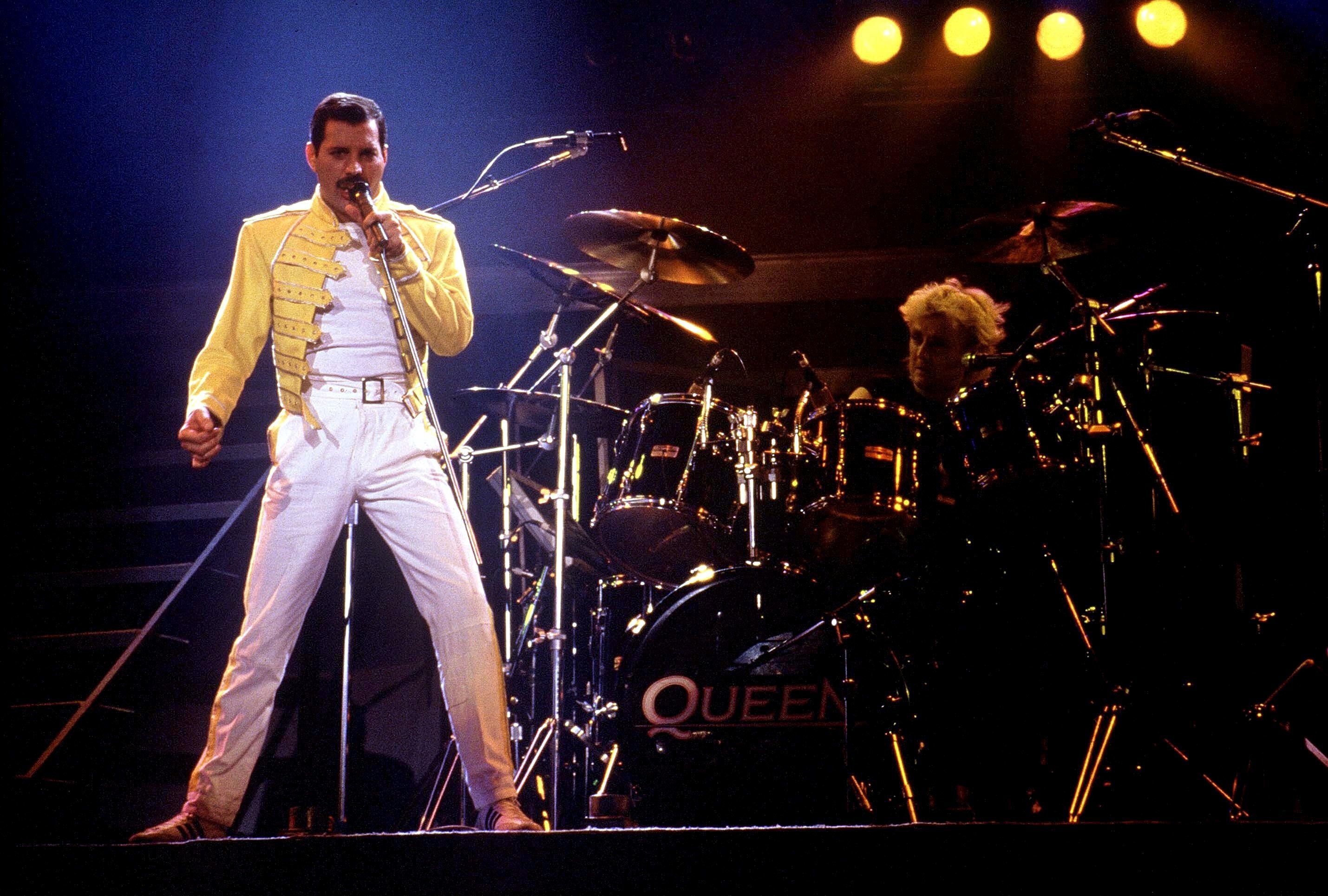 Фредди меркьюри стадион. Группа Квин Фредди. Группа Квин Фредди Меркьюри. Группа Квин на сцене. Freddie Mercury 1984.