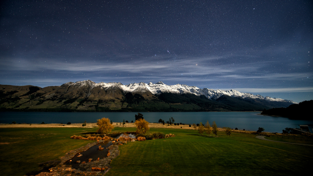 Grüne Wiese in Der Nähe Von Schneebedeckten Bergen Während Der Nachtzeit. Wallpaper in 1280x720 Resolution