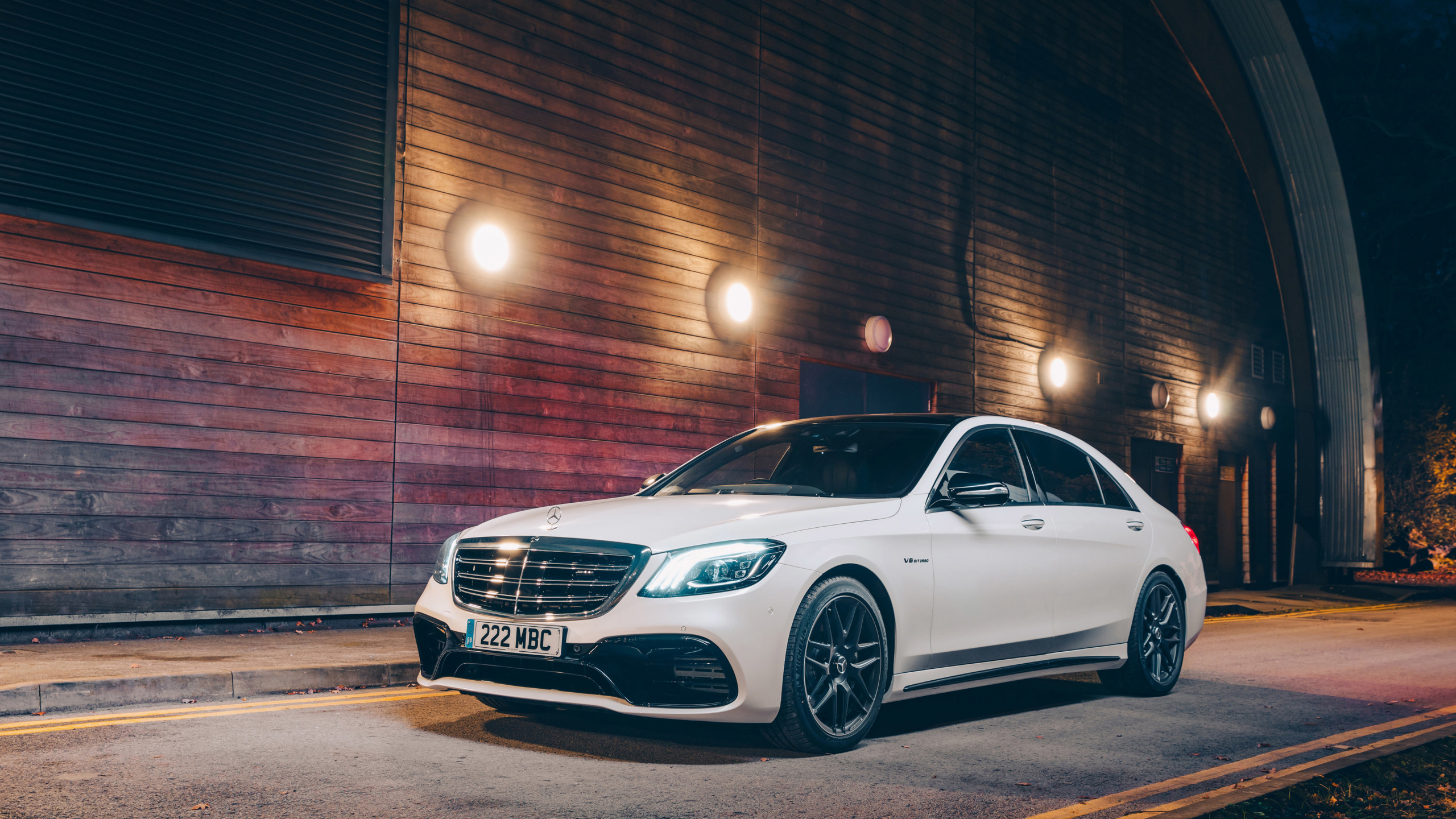 Mercedes Benz Coupé Blanc Garé Sur Parking Pendant la Nuit. Wallpaper in 2560x1440 Resolution