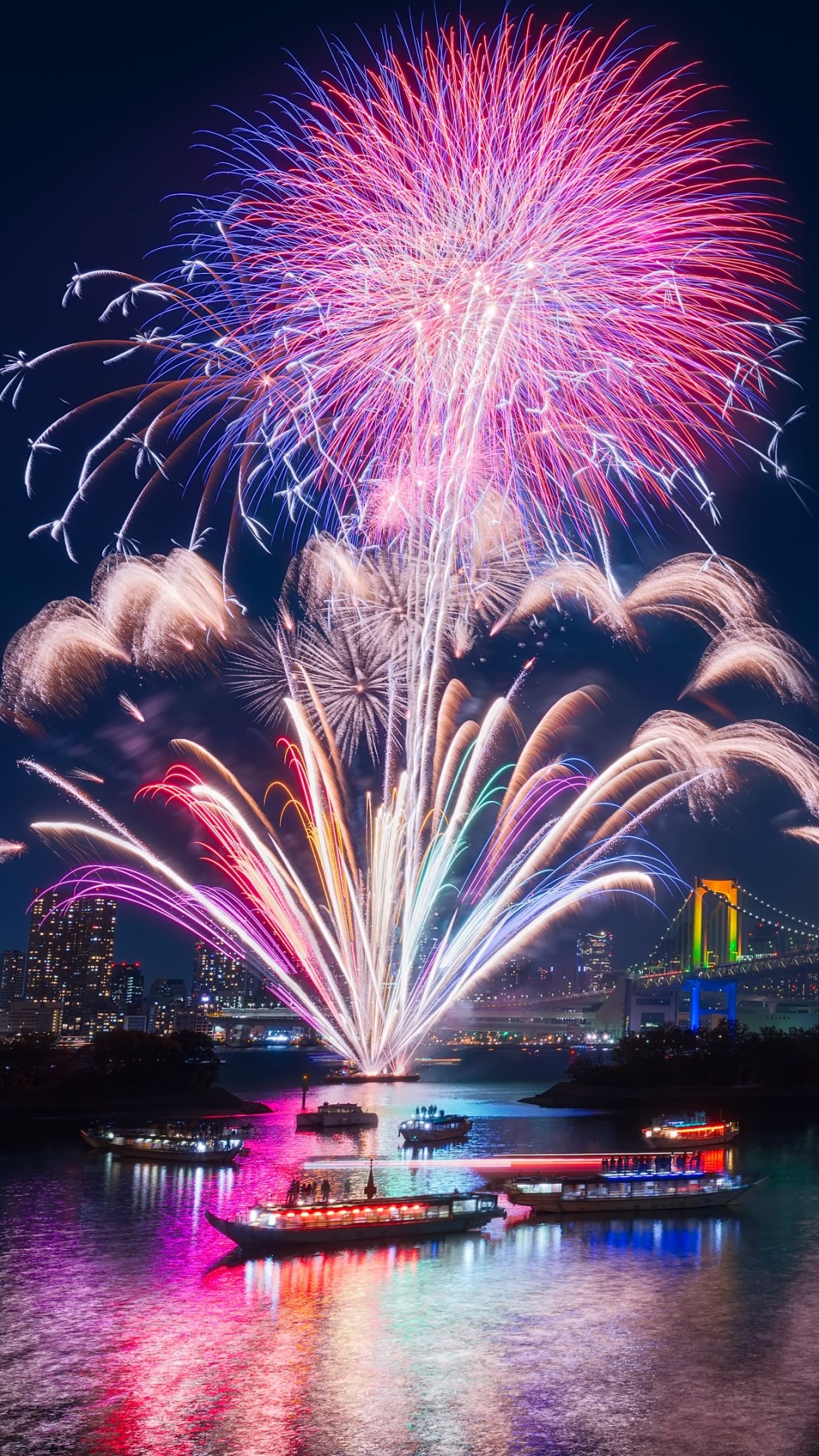 Feuerwerk Über Der Brücke Während Der Nacht. Wallpaper in 1080x1920 Resolution