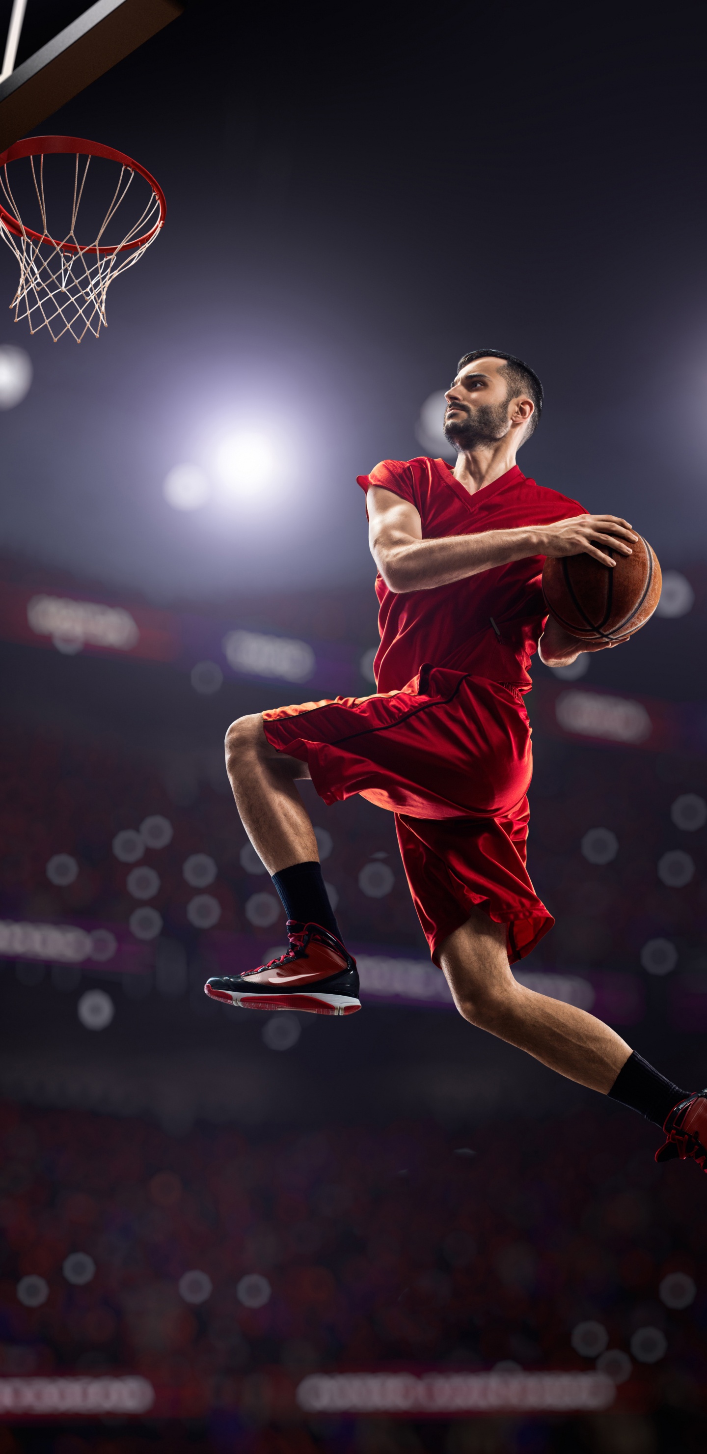 Hombre en Camiseta Roja y Pantalones Cortos Saltando en la Cancha de Baloncesto. Wallpaper in 1440x2960 Resolution