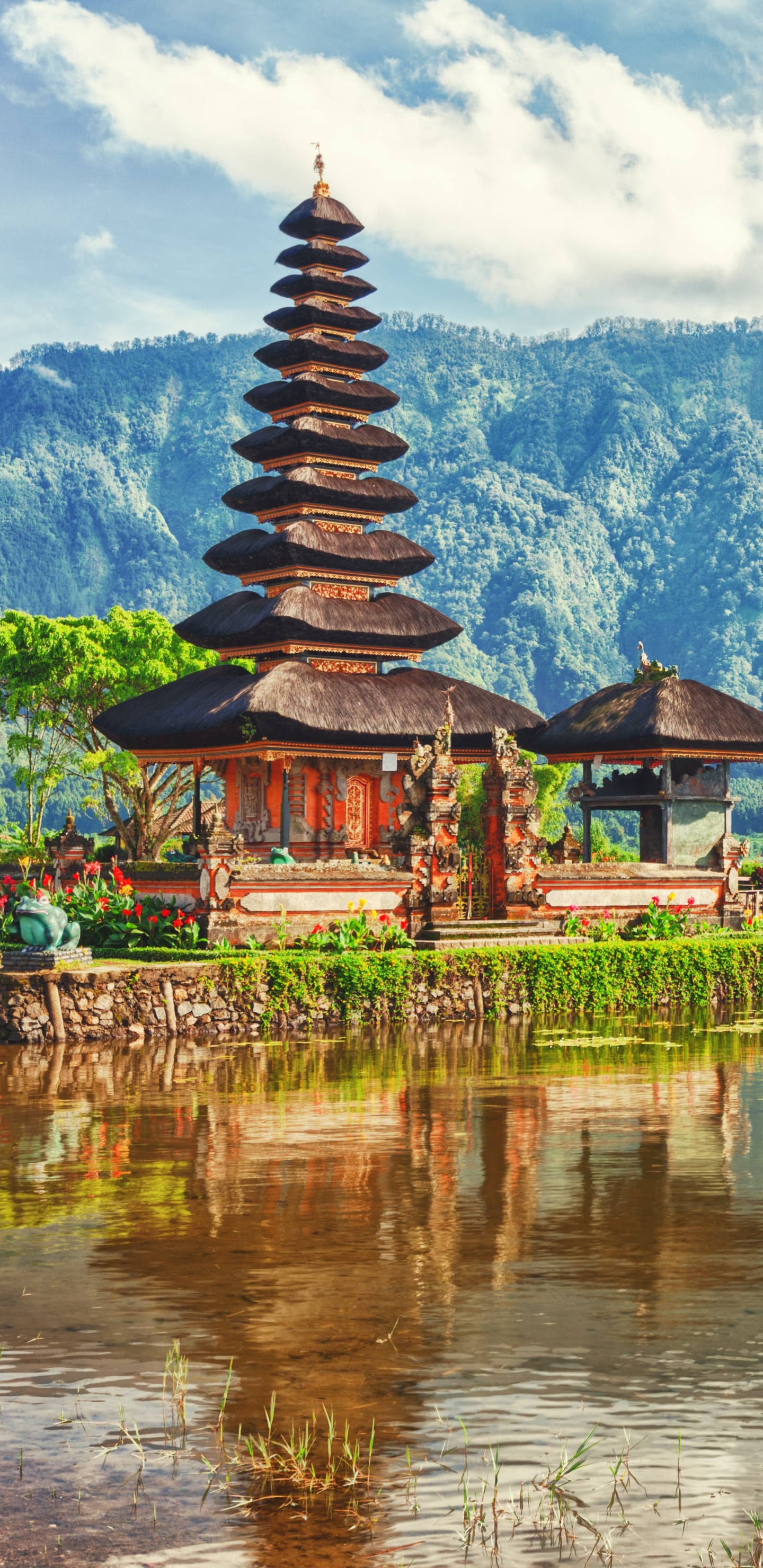 Brauner Und Grüner Tempel in Der Nähe Von Gewässern Und Grünen Bergen Tagsüber. Wallpaper in 1440x2960 Resolution