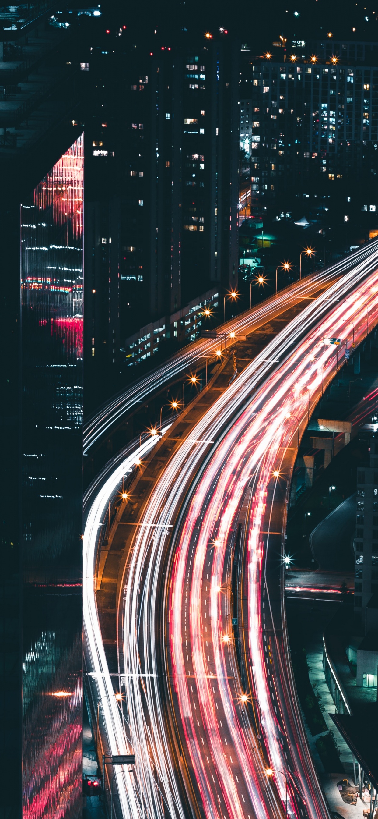 Photographie en Accéléré de la Ville Pendant la Nuit. Wallpaper in 1242x2688 Resolution