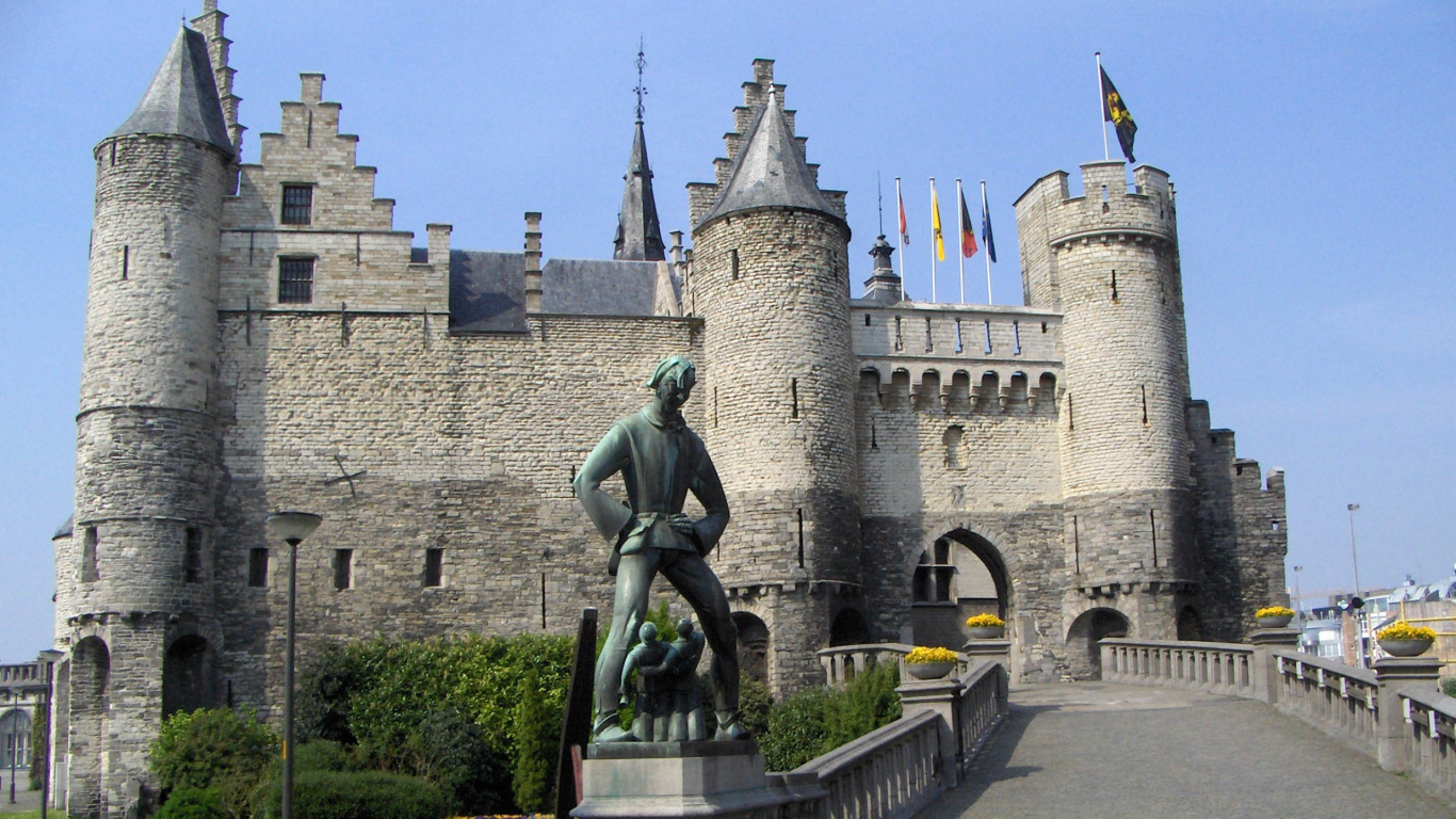 Statue Verte Près D'un Bâtiment en Béton Brun Pendant la Journée. Wallpaper in 1366x768 Resolution