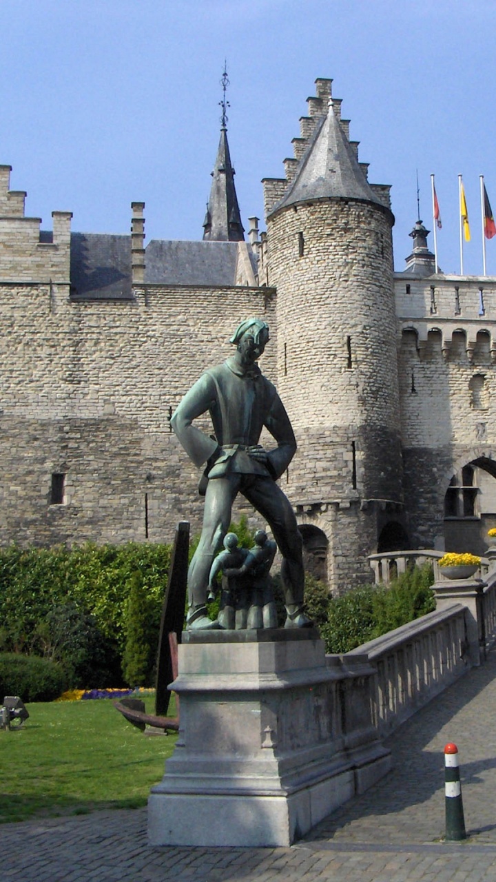 Statue Verte Près D'un Bâtiment en Béton Brun Pendant la Journée. Wallpaper in 720x1280 Resolution