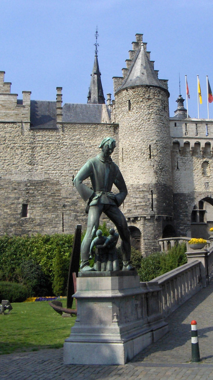 Statue Verte Près D'un Bâtiment en Béton Brun Pendant la Journée. Wallpaper in 750x1334 Resolution