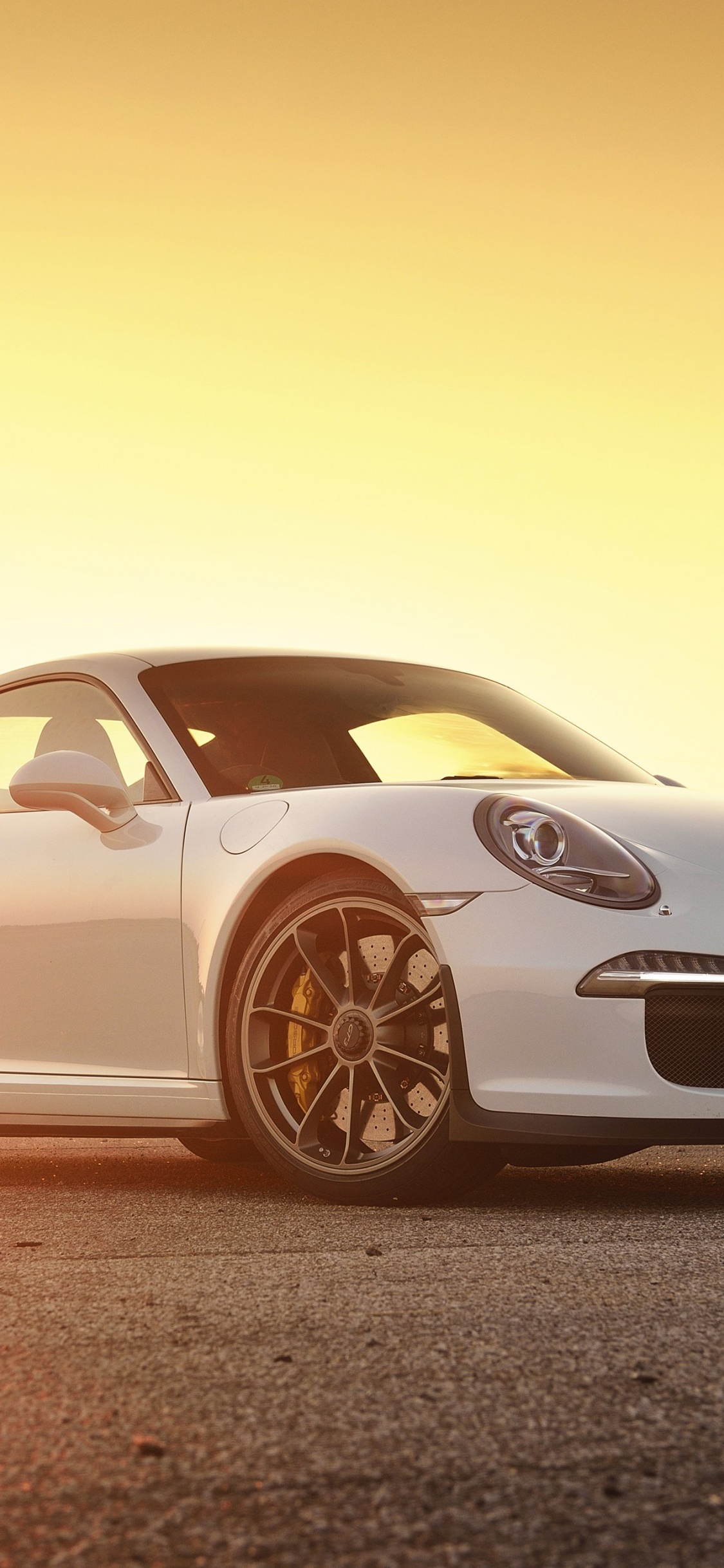 Porsche 911 Blanche Sur Champ Brun. Wallpaper in 1125x2436 Resolution