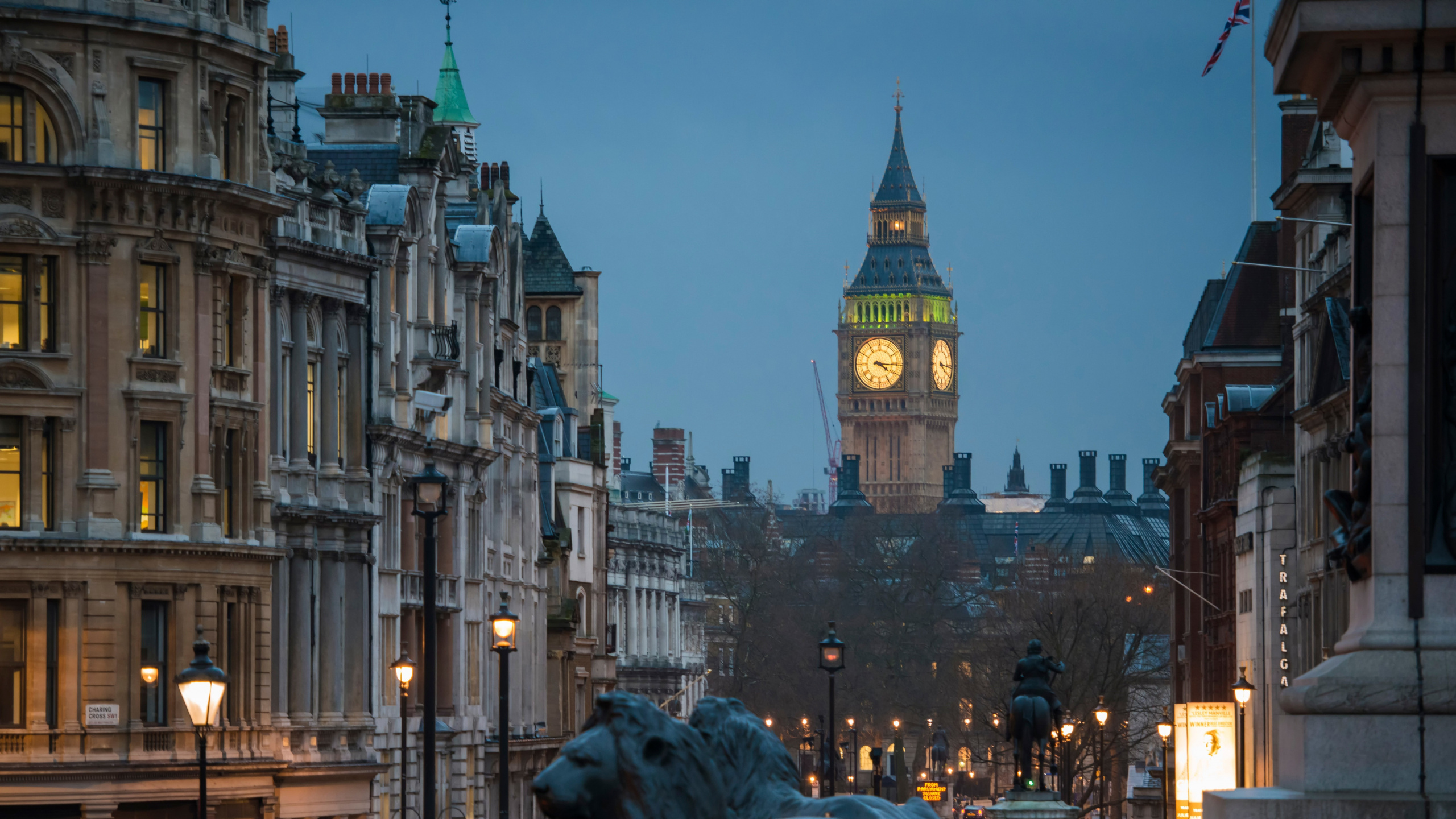 La Gente Caminando en la Calle Cerca Del Edificio de Hormigón Blanco Durante el Día. Wallpaper in 2560x1440 Resolution