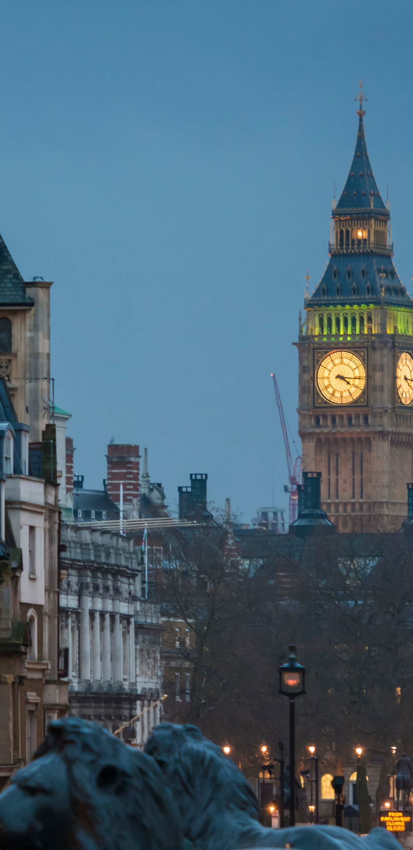 Menschen, Die Tagsüber in Der Nähe Eines Weißen Betongebäudes Auf Der Straße Gehen. Wallpaper in 1440x2960 Resolution