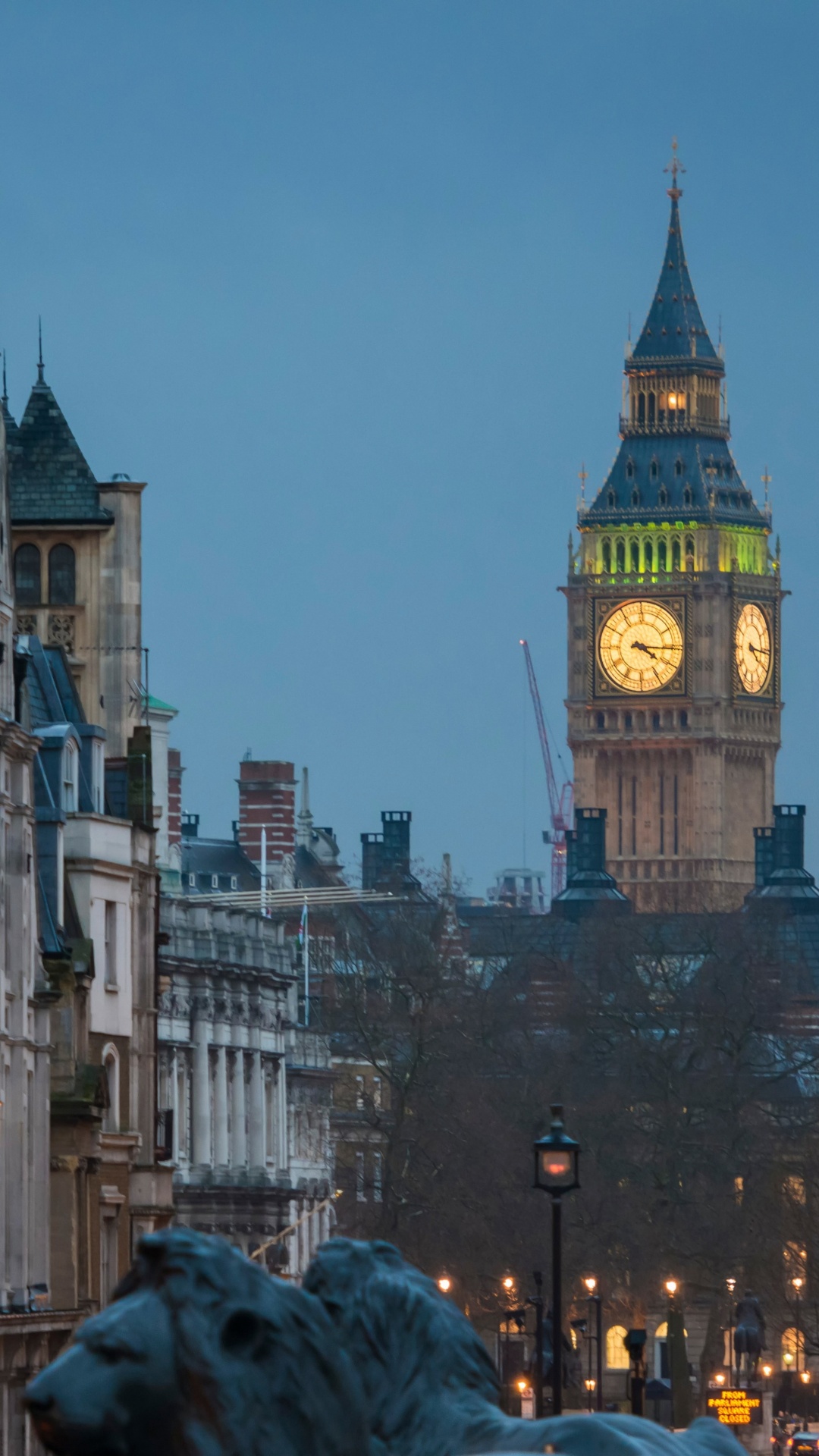 Personnes Marchant Dans la Rue Près D'un Bâtiment en Béton Blanc Pendant la Journée. Wallpaper in 1080x1920 Resolution