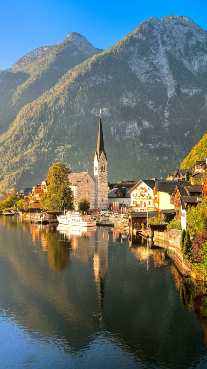 Braun-weißes Betongebäude am Fluss Tagsüber. Wallpaper in 720x1280 Resolution