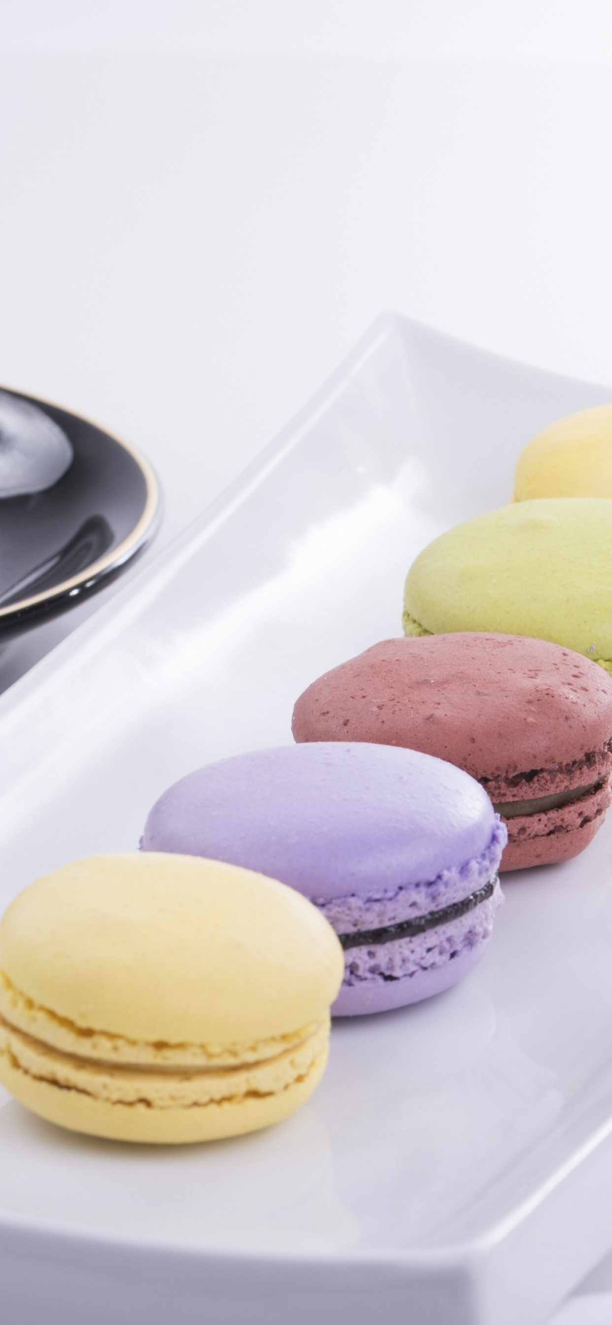 Macarons Roses Jaunes et Blancs Sur Plaque en Céramique Blanche. Wallpaper in 1242x2688 Resolution