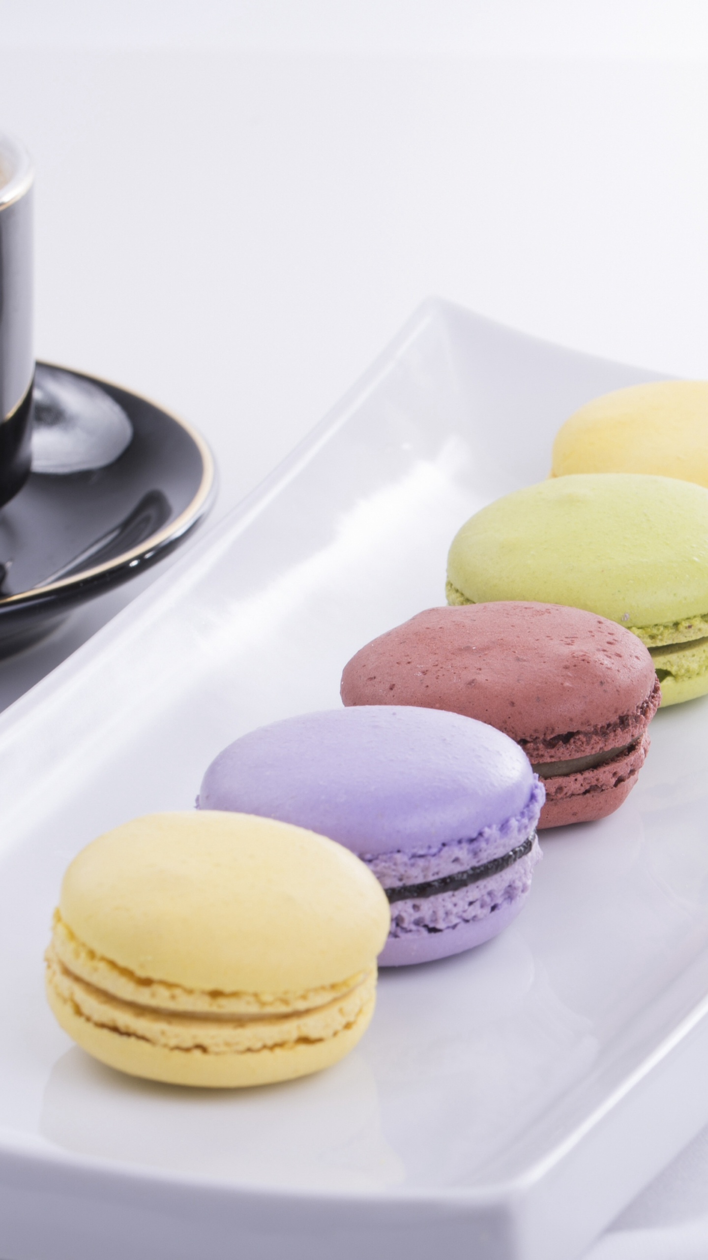 Macarons Roses Jaunes et Blancs Sur Plaque en Céramique Blanche. Wallpaper in 1440x2560 Resolution