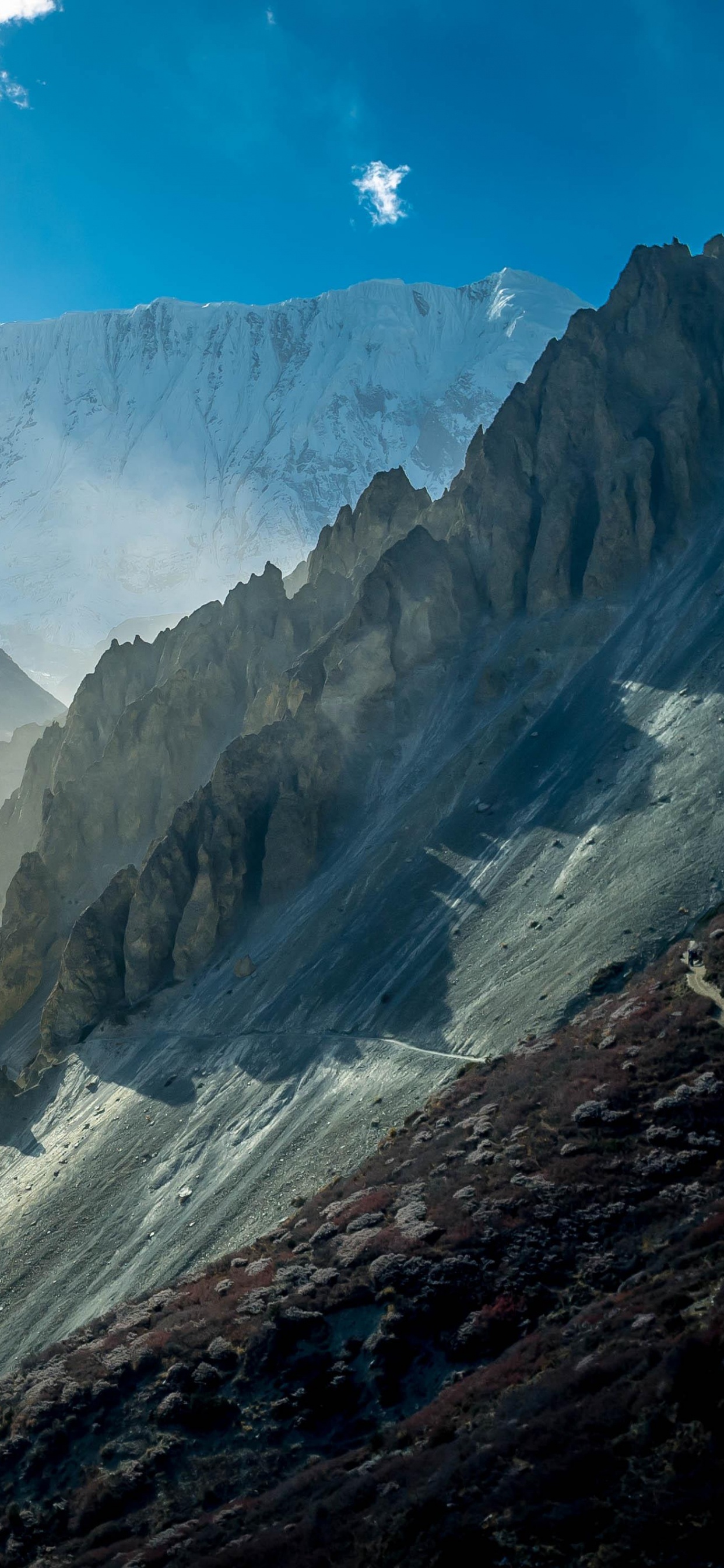 Montaña Cubierta de Nieve Bajo un Cielo Azul Durante el Día. Wallpaper in 1242x2688 Resolution