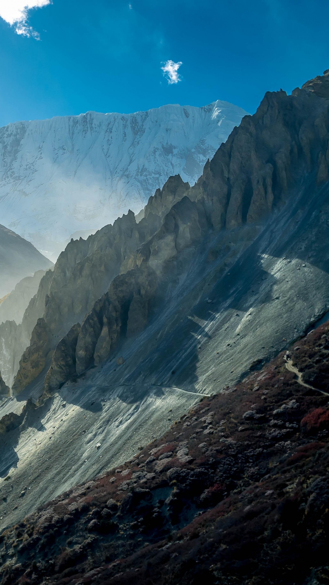 Montagne Couverte de Neige Sous Ciel Bleu Pendant la Journée. Wallpaper in 1080x1920 Resolution