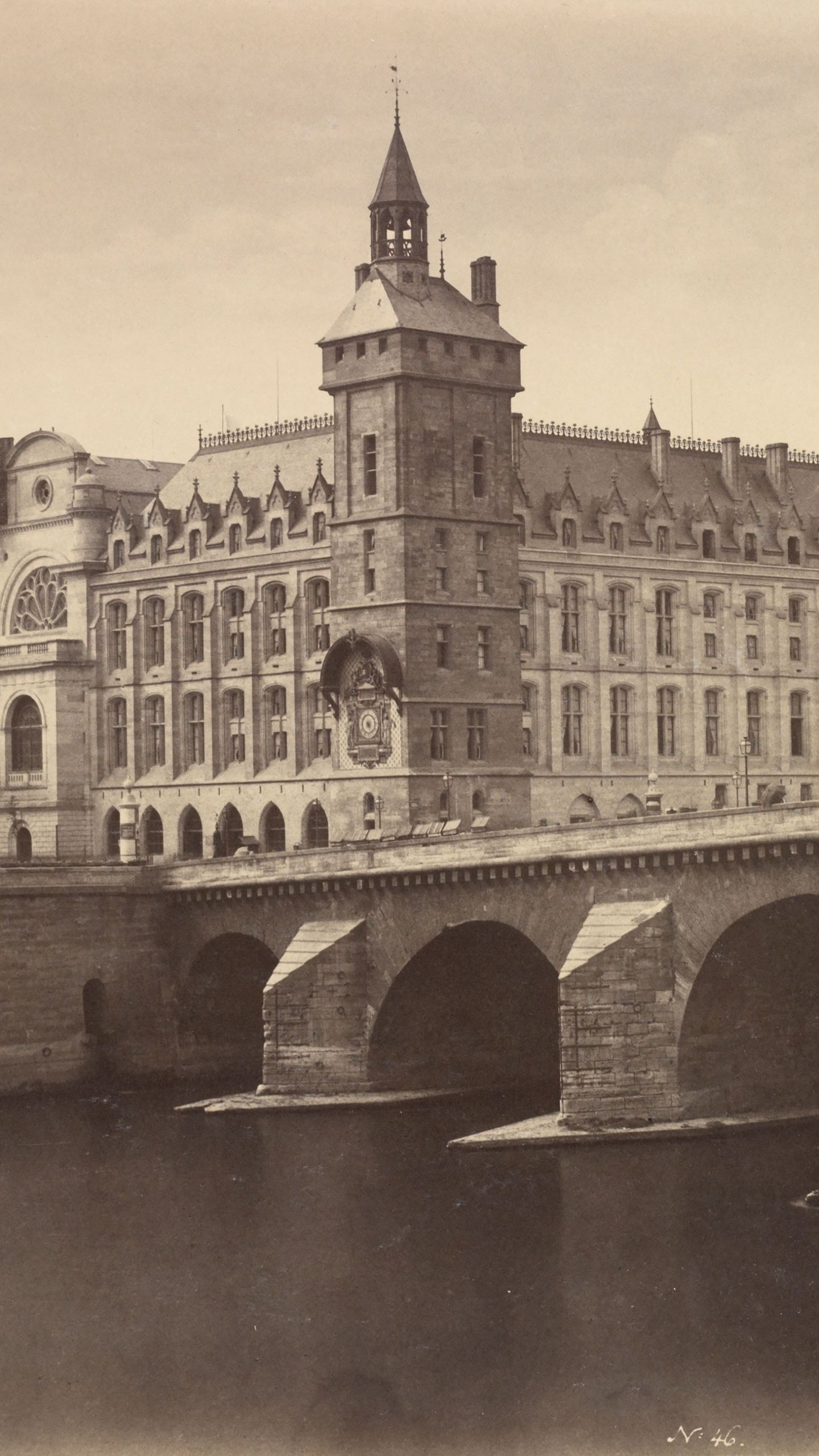 Foto en Escala de Grises Del Edificio de Hormigón. Wallpaper in 1440x2560 Resolution