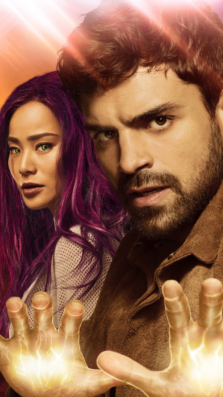 3 Hombres y 2 Mujeres Posando Para la Foto. Wallpaper in 750x1334 Resolution