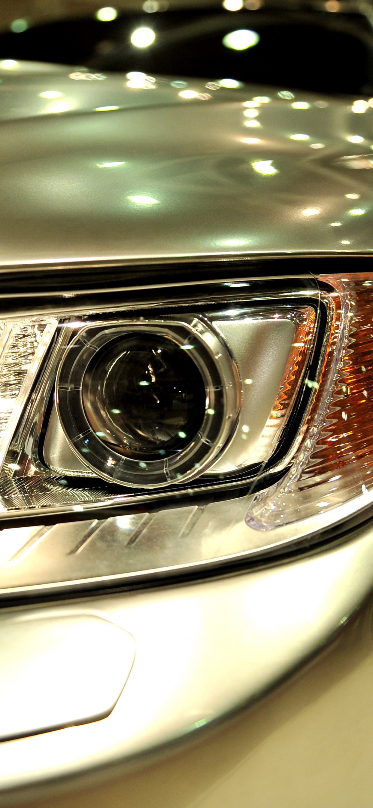 Schwarzer Und Silberner Autospiegel. Wallpaper in 1242x2688 Resolution