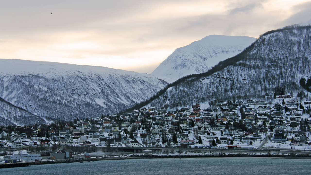 White and Brown Houses Near Mountain Under White Sky During Daytime. Wallpaper in 1280x720 Resolution