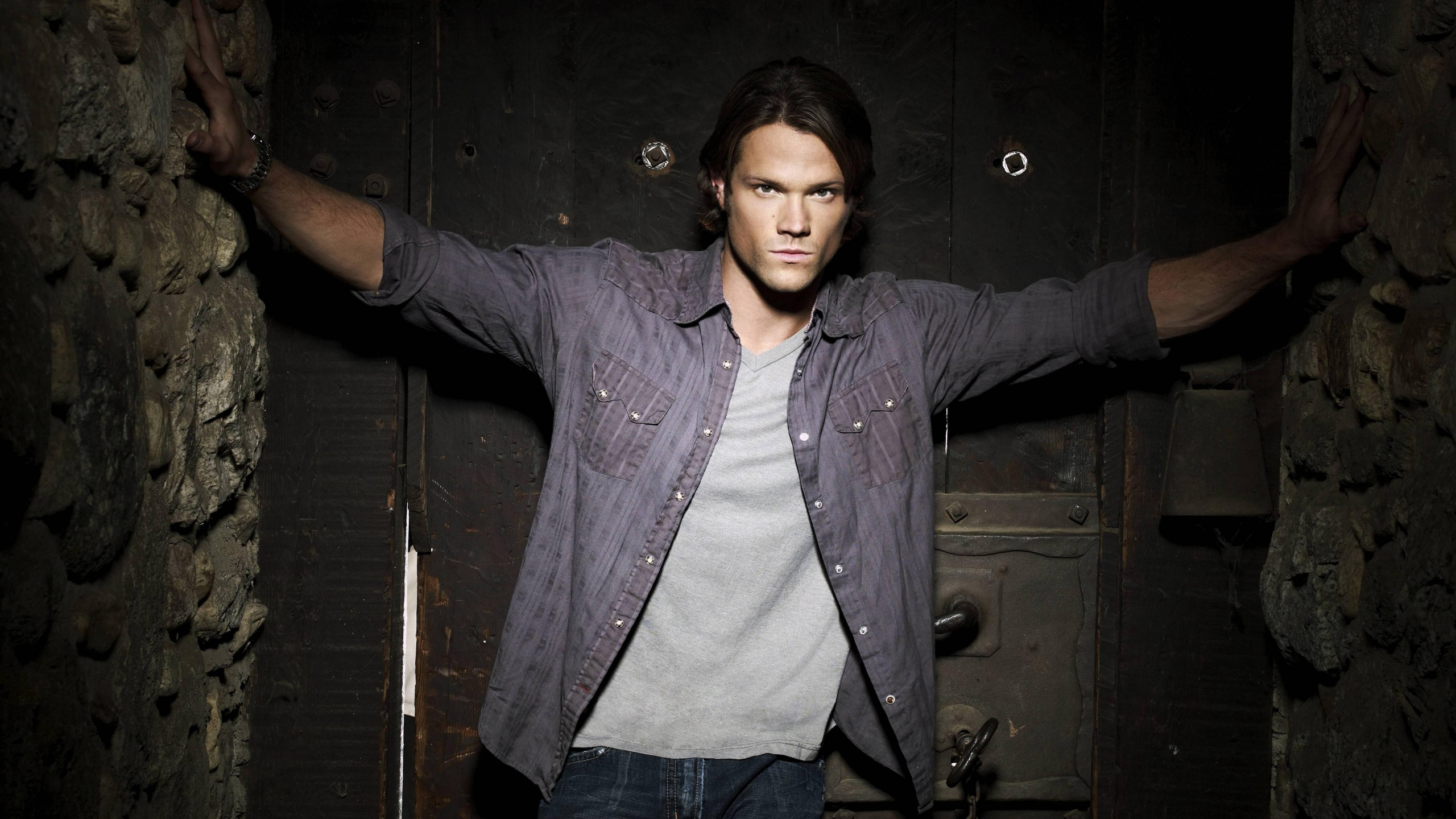 Mujer en Chaqueta de Mezclilla Azul de Pie Junto a la Puerta de Madera Marrón. Wallpaper in 2560x1440 Resolution