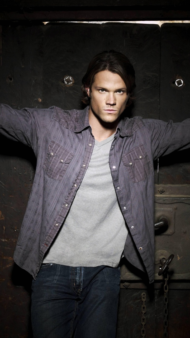 Femme en Veste en Jean Bleu Debout à Côté de la Porte en Bois Marron. Wallpaper in 720x1280 Resolution