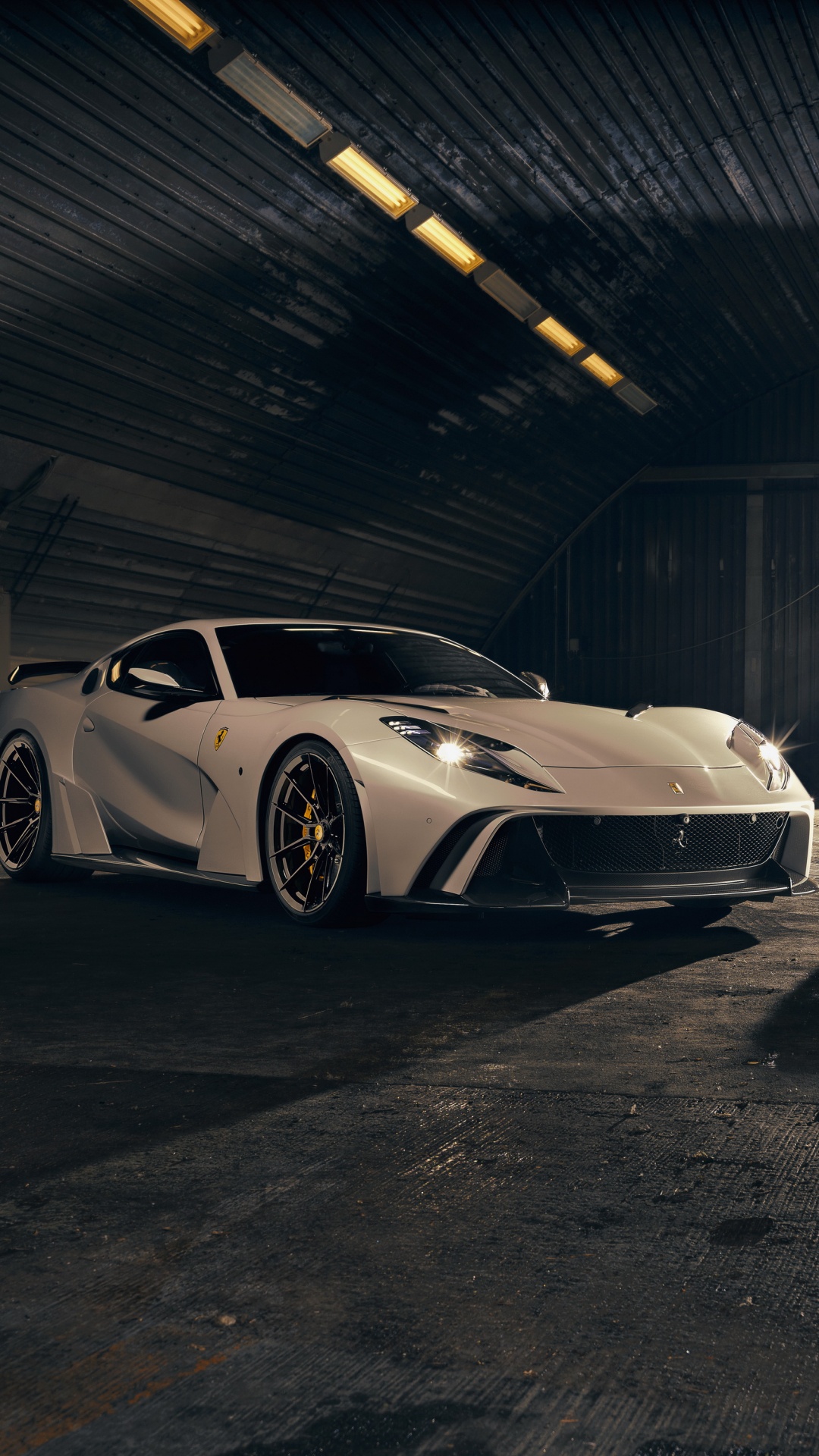 Weißer Porsche 911 in Garage Geparkt. Wallpaper in 1080x1920 Resolution