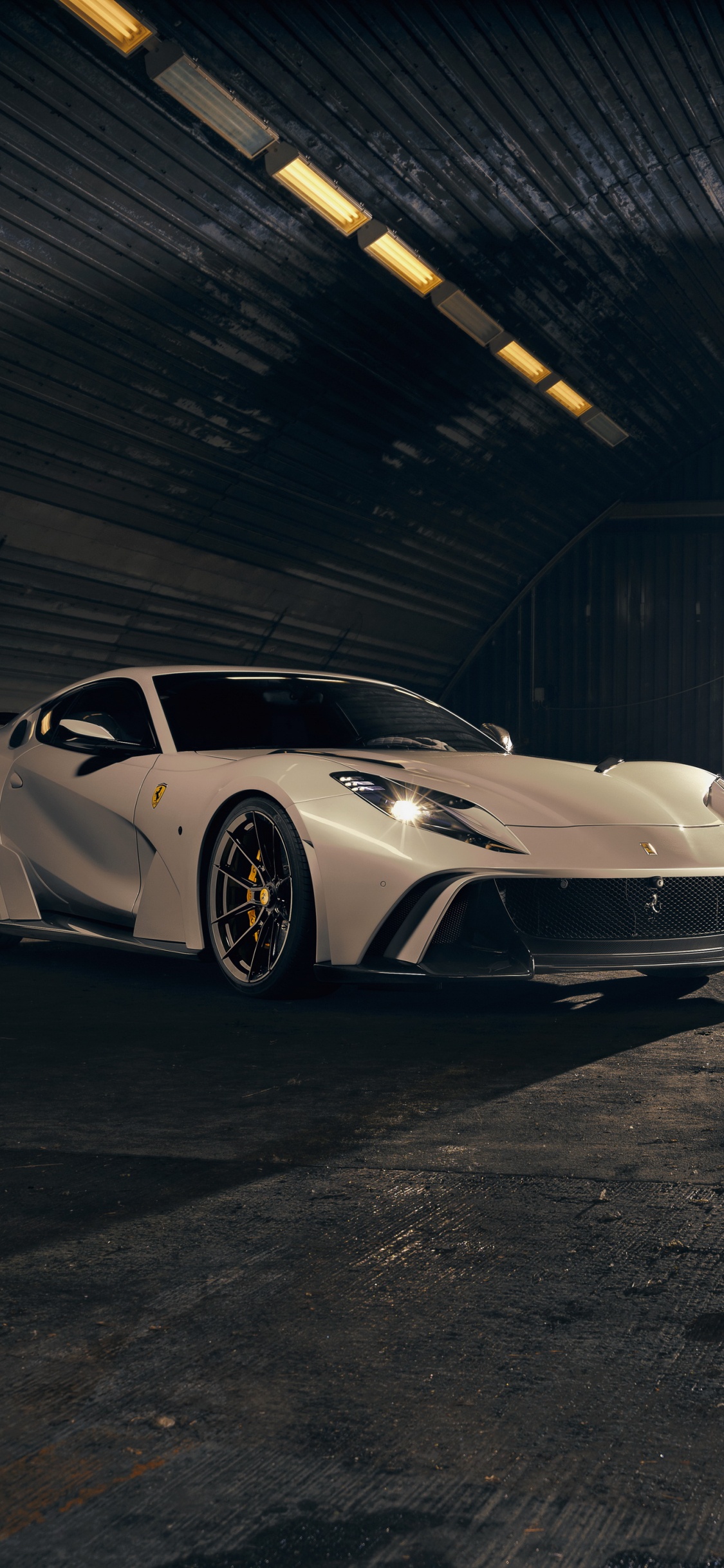 Weißer Porsche 911 in Garage Geparkt. Wallpaper in 1125x2436 Resolution