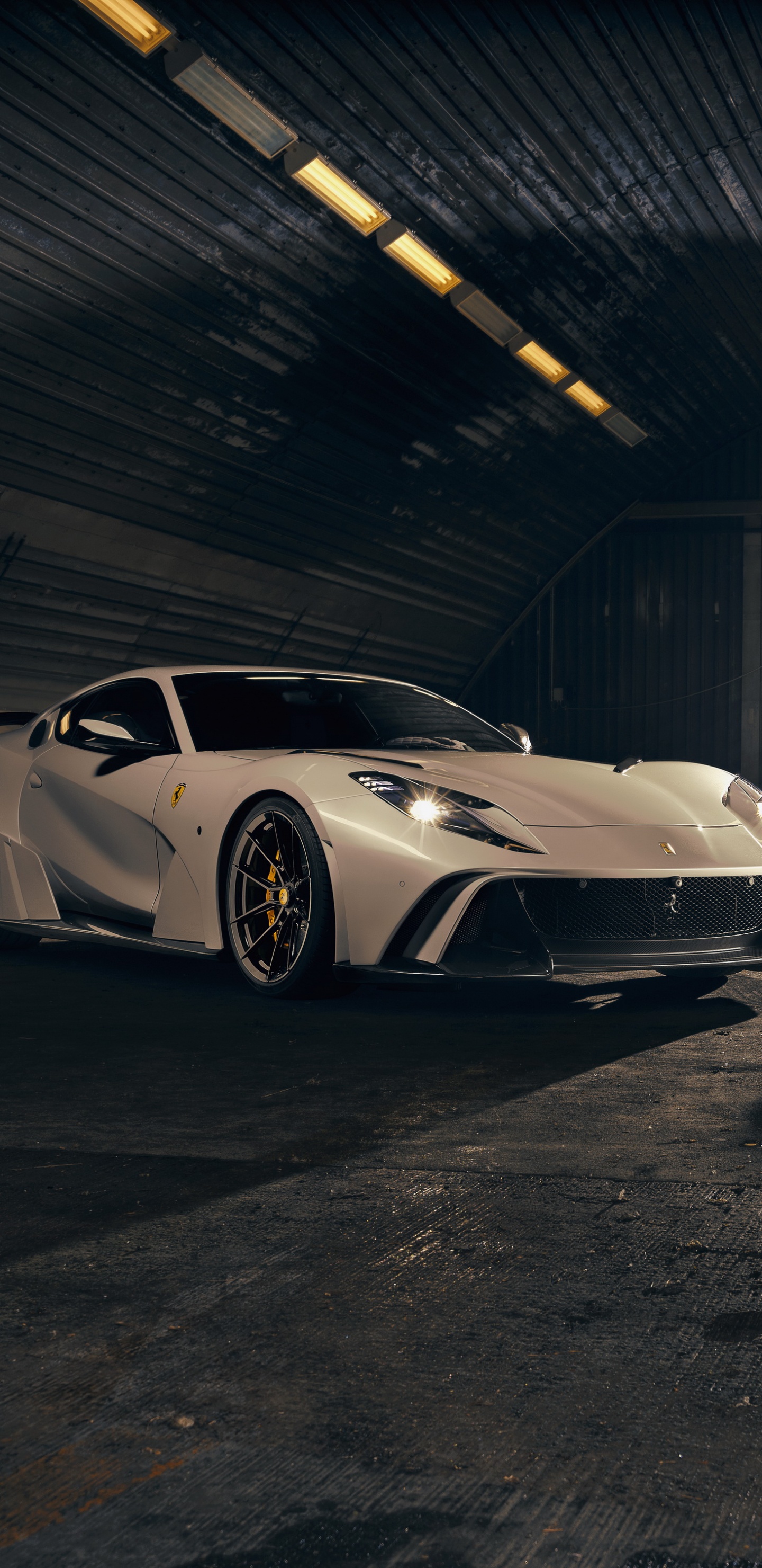 Weißer Porsche 911 in Garage Geparkt. Wallpaper in 1440x2960 Resolution