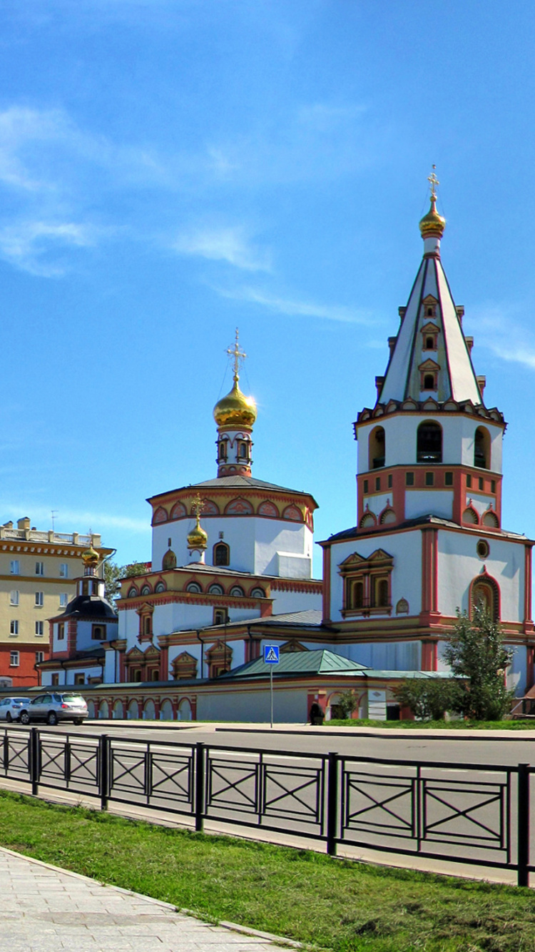 Edificio de Hormigón Blanco y Marrón Bajo un Cielo Azul Durante el Día. Wallpaper in 750x1334 Resolution