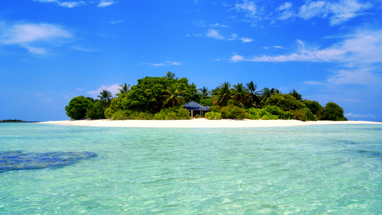 Brown Wooden Beach House on White Sand Beach During Daytime. Wallpaper in 1280x720 Resolution