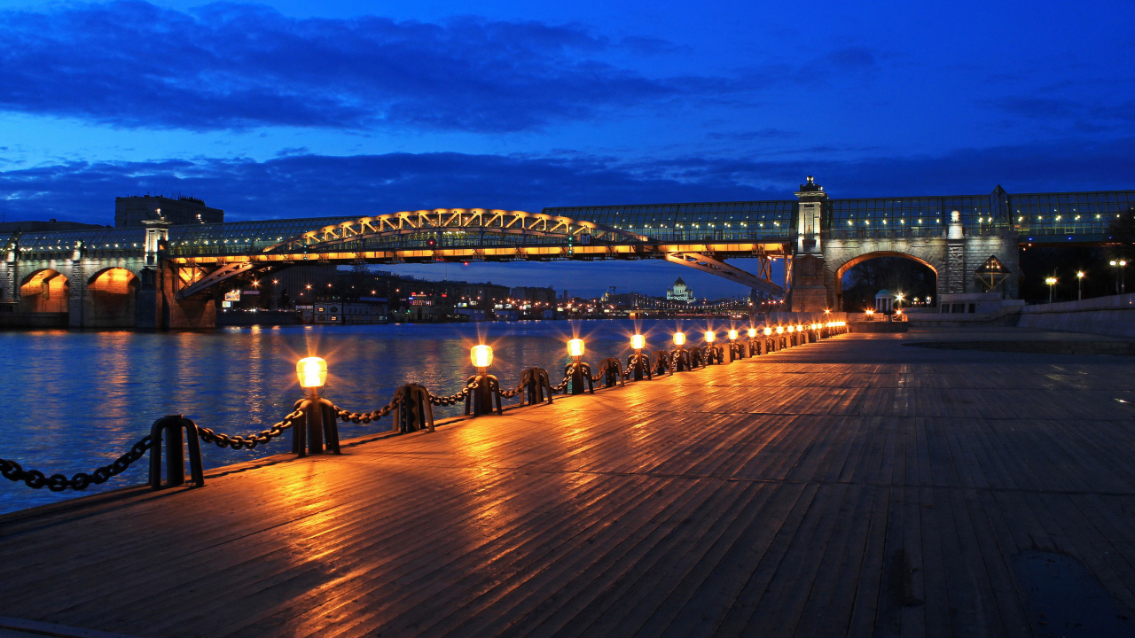 Brücke Über Wasser Während Der Nacht Night. Wallpaper in 1280x720 Resolution