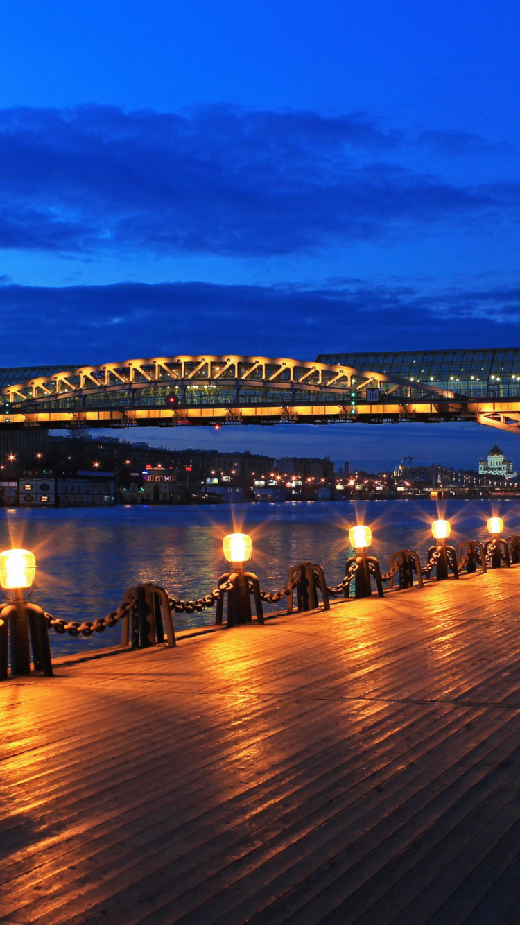 Brücke Über Wasser Während Der Nacht Night. Wallpaper in 750x1334 Resolution