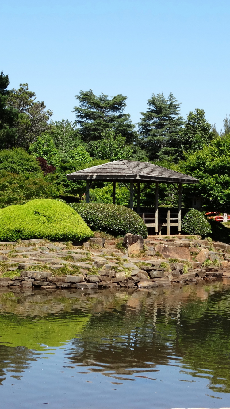 Casa de Madera Marrón Cerca Del Río Durante el Día. Wallpaper in 750x1334 Resolution