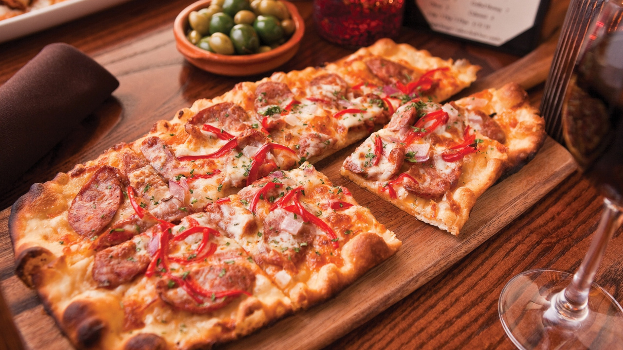 Pizza, Cocina Italiana, Salami, Cocina, Restaurante. Wallpaper in 1280x720 Resolution