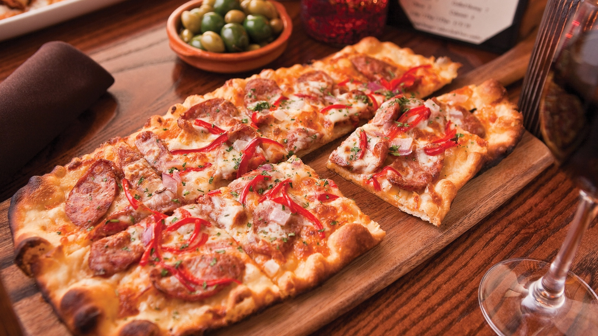 Pizza, Salami, Kochen, Restaurant, Lebensmittel. Wallpaper in 1920x1080 Resolution