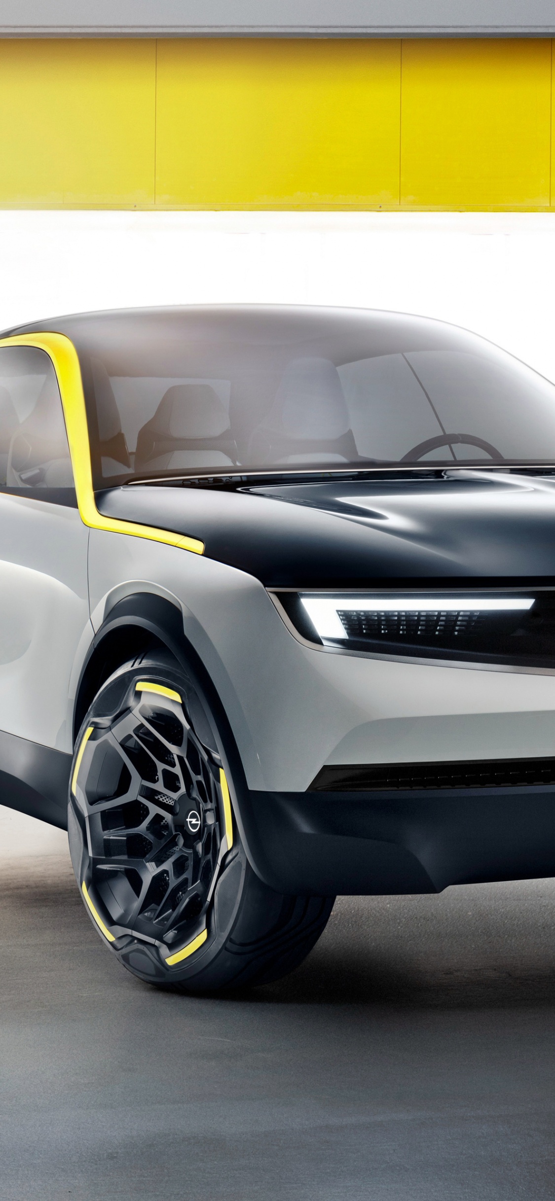 Silbernes Mercedes-benz-coupé Neben Weißer Wand Geparkt. Wallpaper in 1125x2436 Resolution