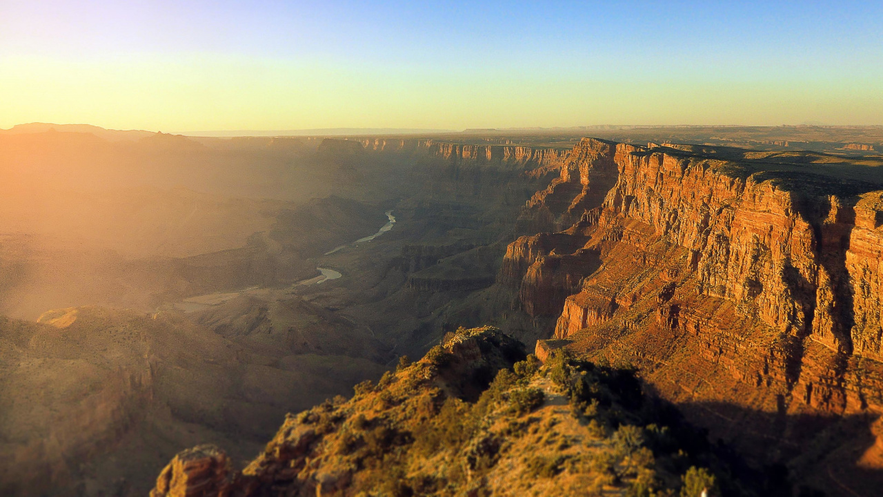 Montaña Rocosa Marrón Bajo un Cielo Azul Durante el Día. Wallpaper in 1280x720 Resolution