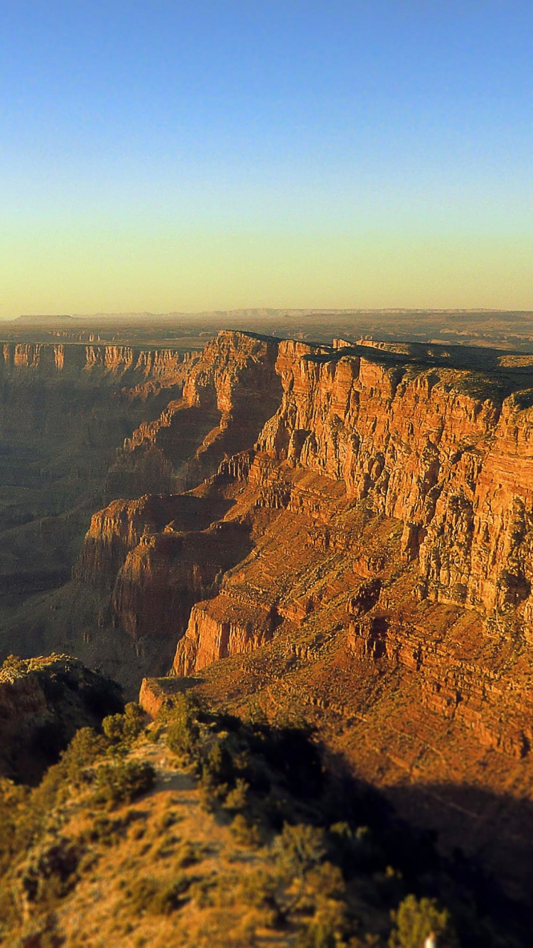 Montaña Rocosa Marrón Bajo un Cielo Azul Durante el Día. Wallpaper in 750x1334 Resolution