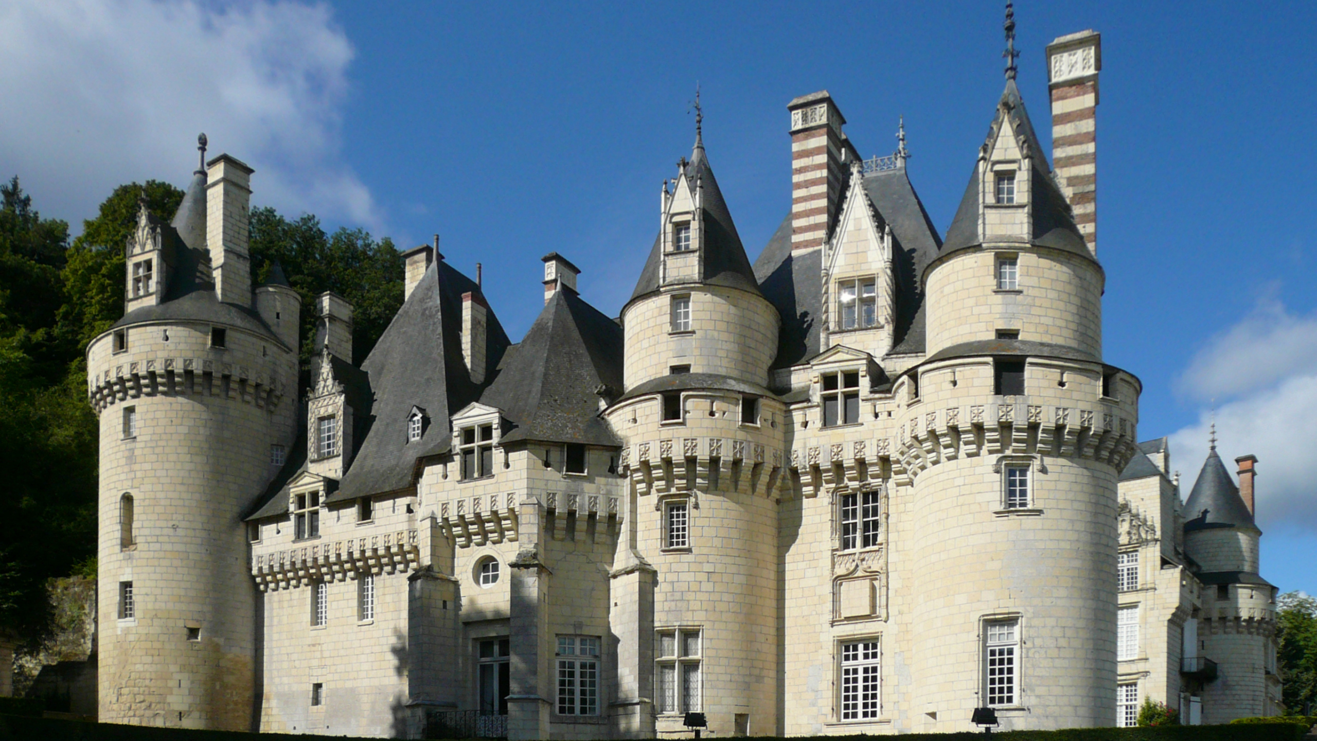 Château Blanc et Bleu Sous un Ciel Bleu Pendant la Journée. Wallpaper in 2560x1440 Resolution