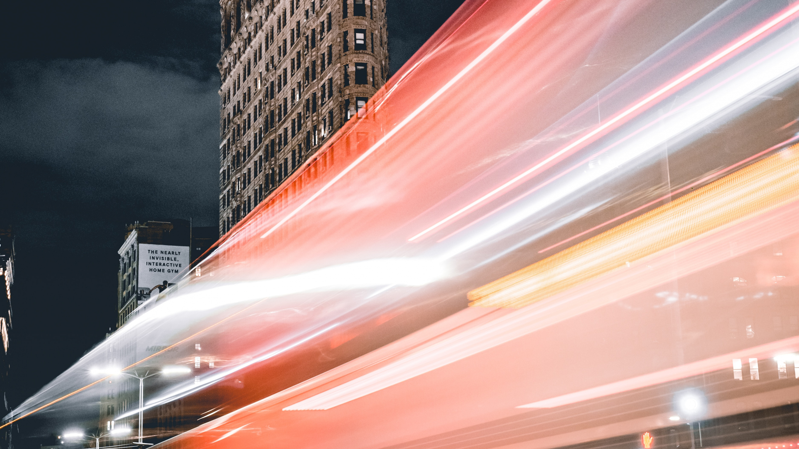 Zeitrafferaufnahmen Von Autos Auf Der Straße Während Der Nachtzeit. Wallpaper in 2560x1440 Resolution