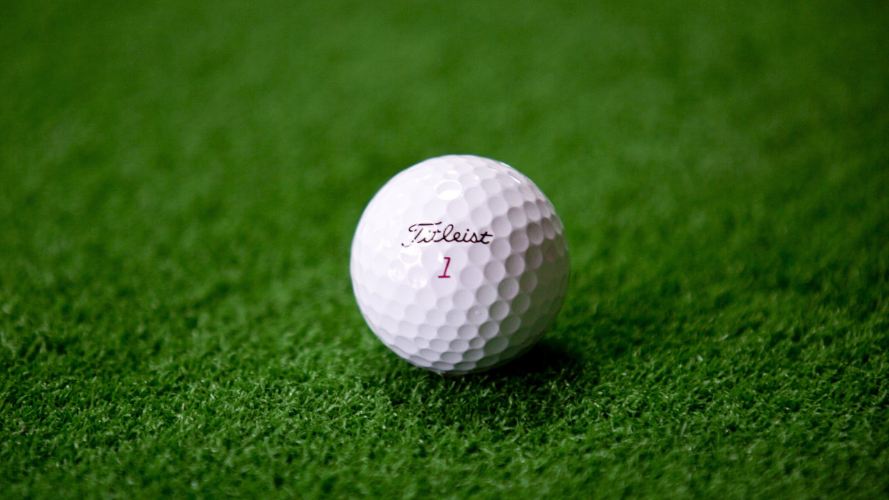 Weißer Golfball Auf Grünem Gras. Wallpaper in 1280x720 Resolution