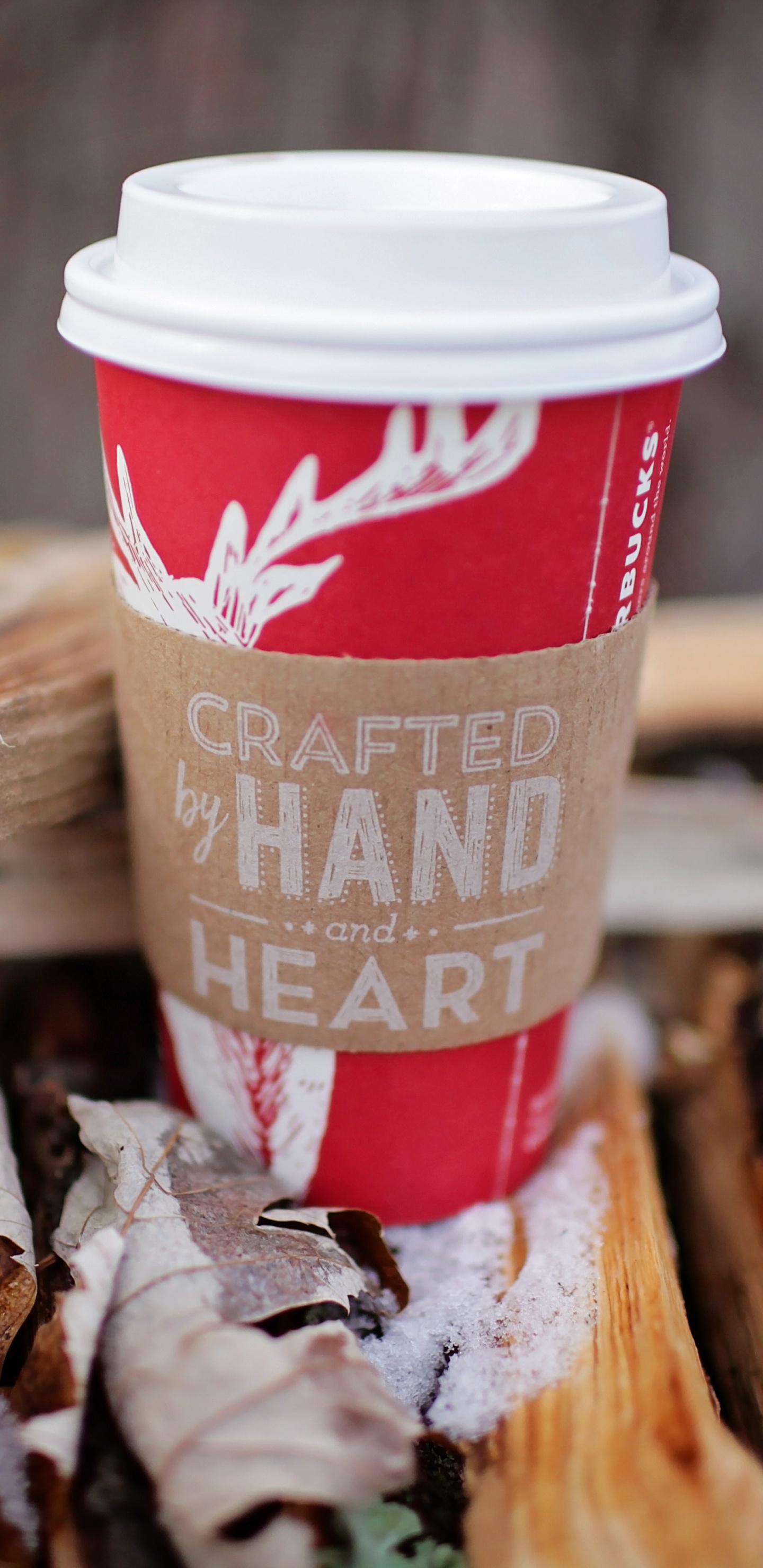 Gobelet Jetable Rouge et Blanc Sur Une Table en Bois Marron. Wallpaper in 1440x2960 Resolution