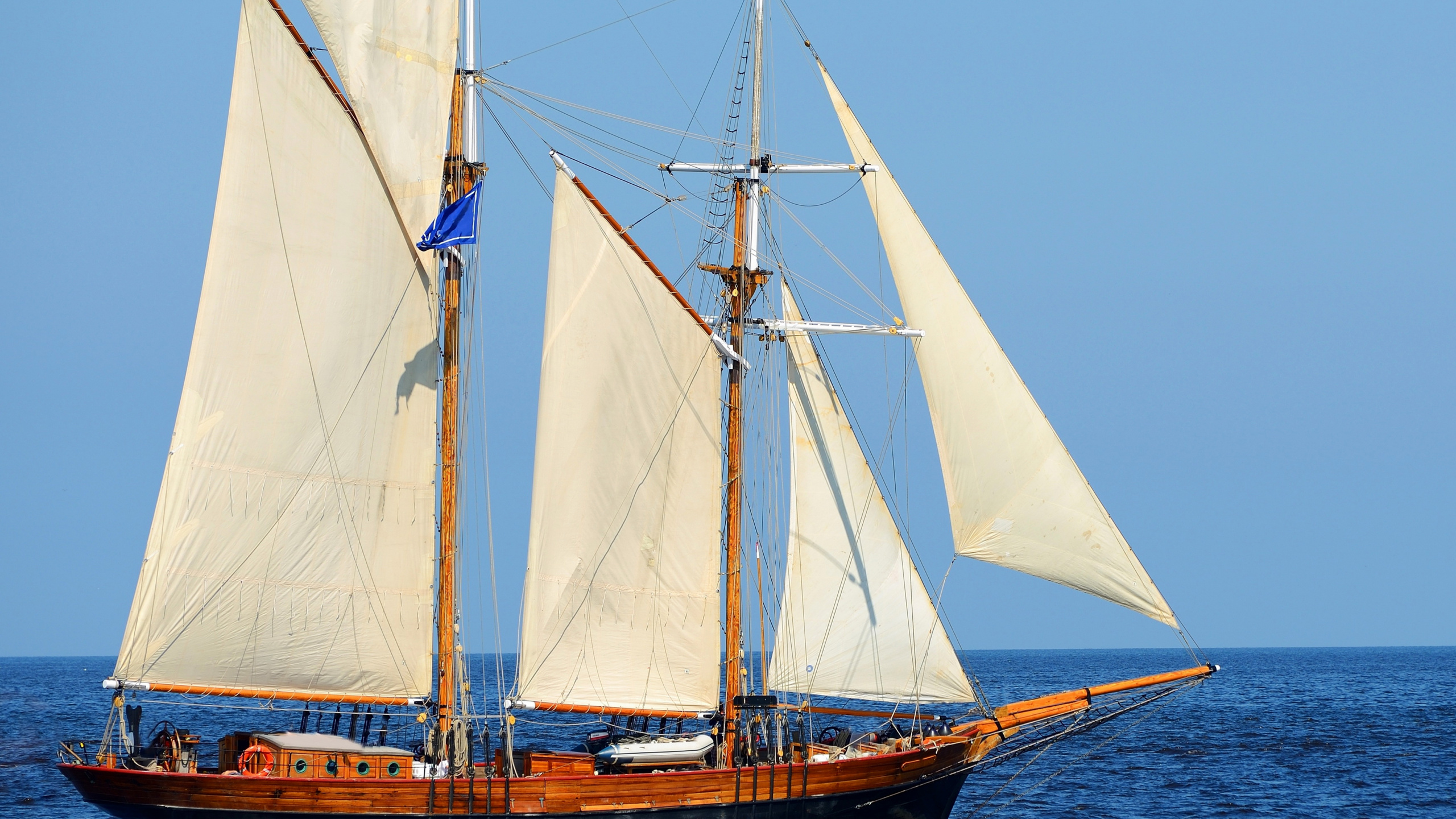 Brown and White Sail Boat on Water Under Blue Sky During Daytime. Wallpaper in 2560x1440 Resolution