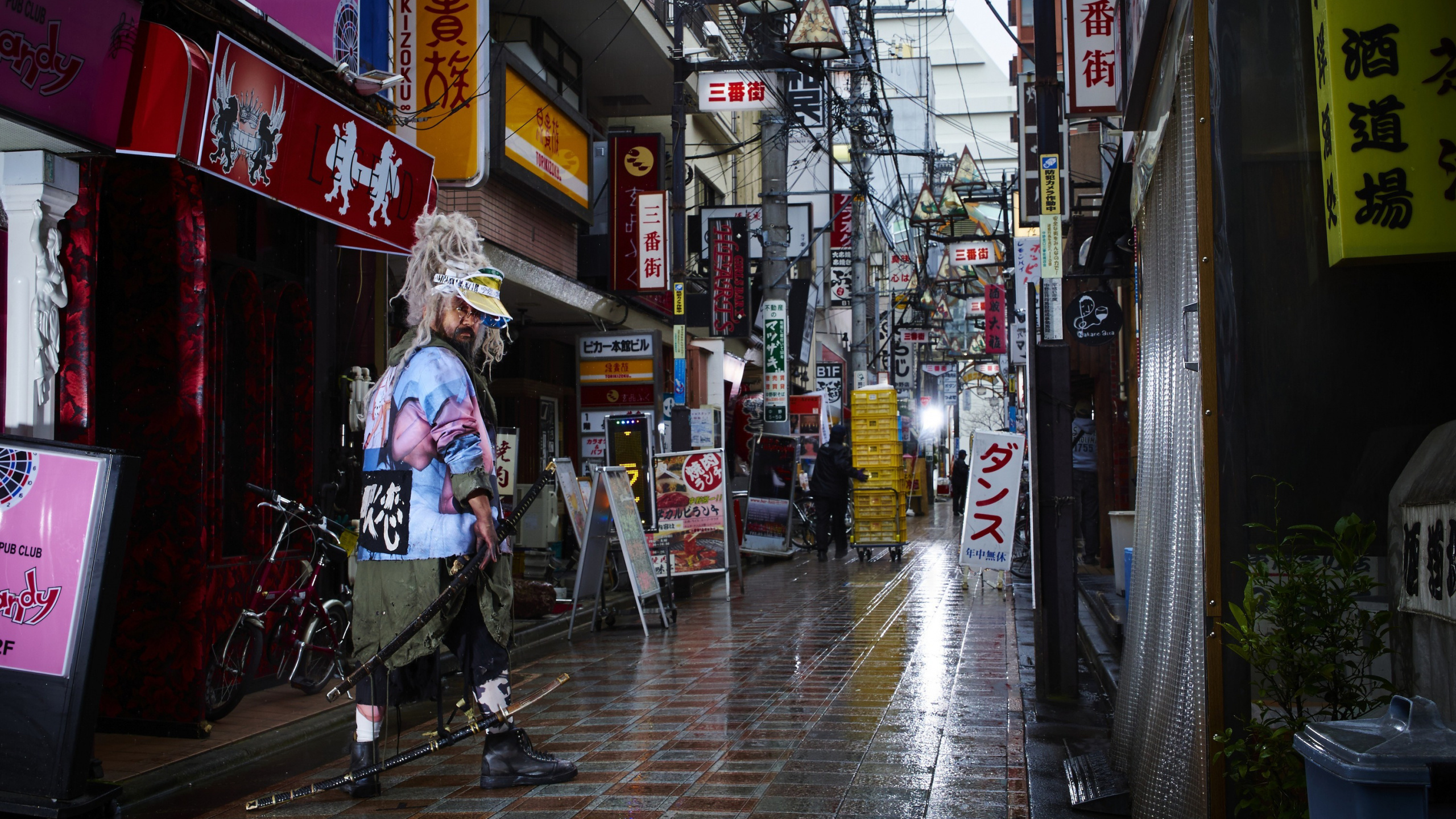 Homme en Veste Blanche et Bleue Marchant Sur le Trottoir Pendant la Journée. Wallpaper in 2560x1440 Resolution