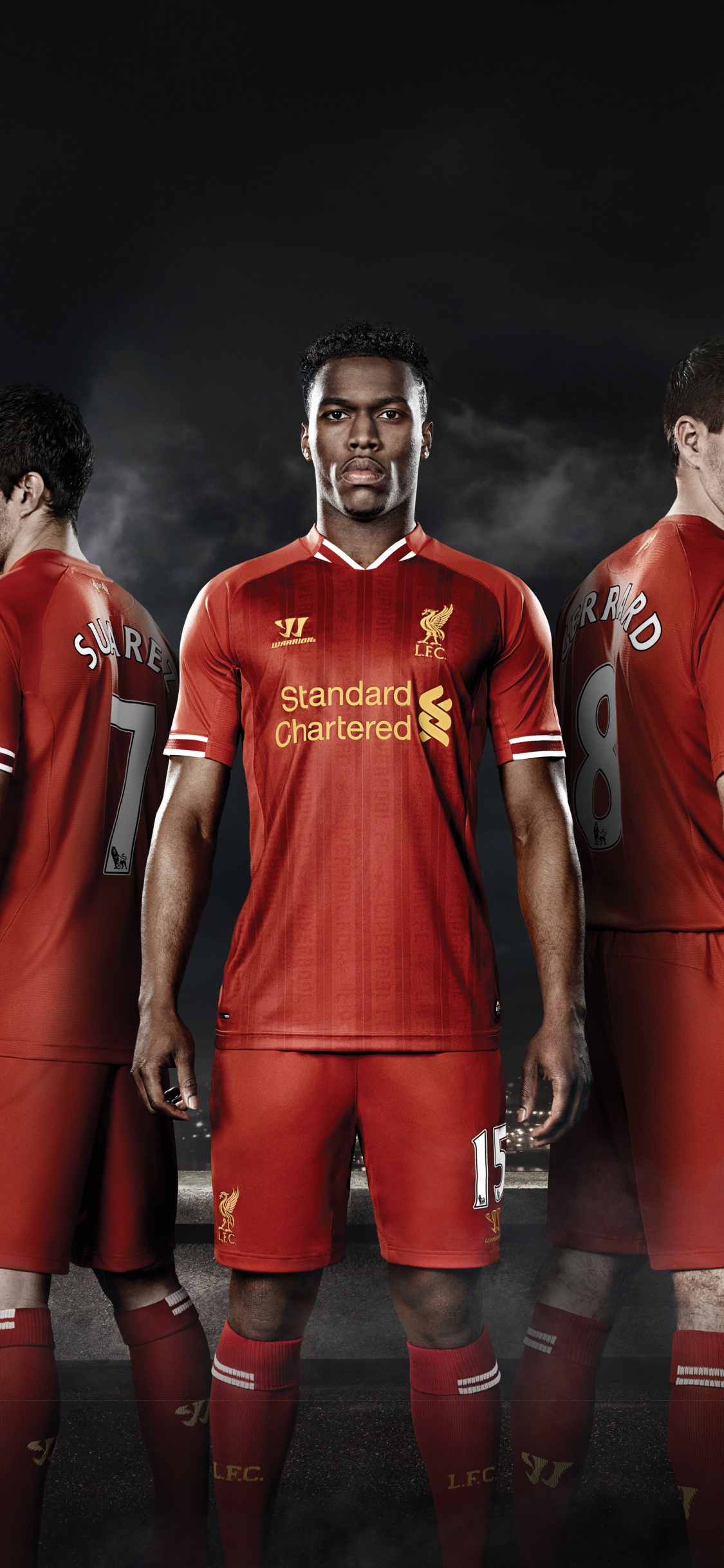 2 Hommes en Chemises Rouges Debout Sur un Pont en Béton Gris Pendant la Nuit. Wallpaper in 1125x2436 Resolution