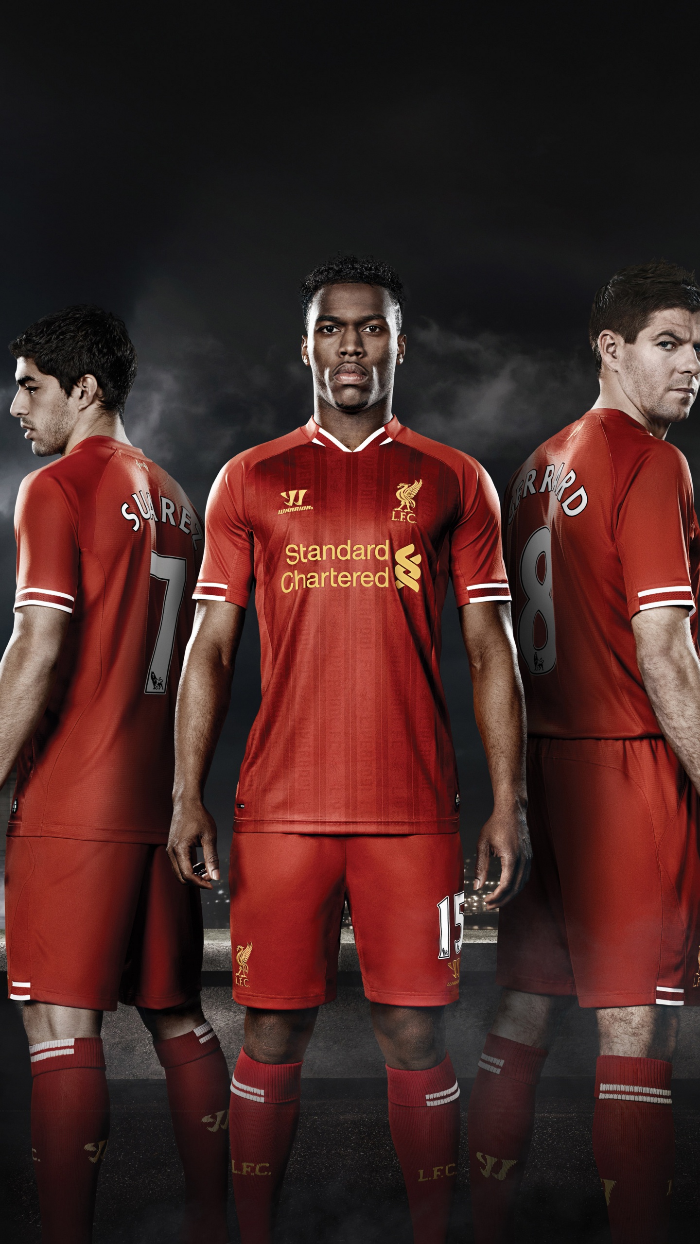 2 Männer in Roten Hemden Stehen Nachts Auf Einer Grauen Betonbrücke. Wallpaper in 1440x2560 Resolution